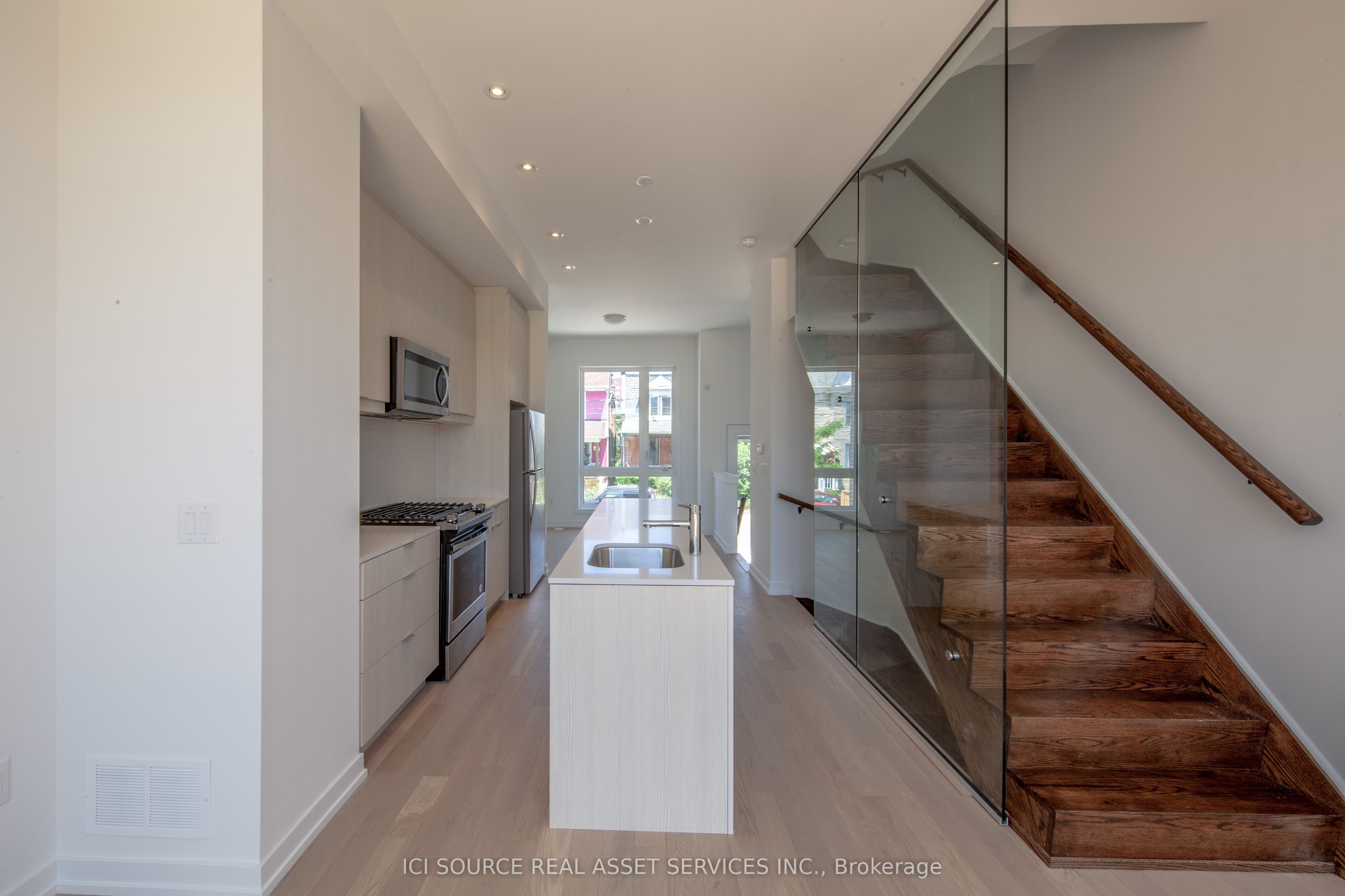 66B Perth Avenue, Toronto, ON M6R 0A8 photo 3