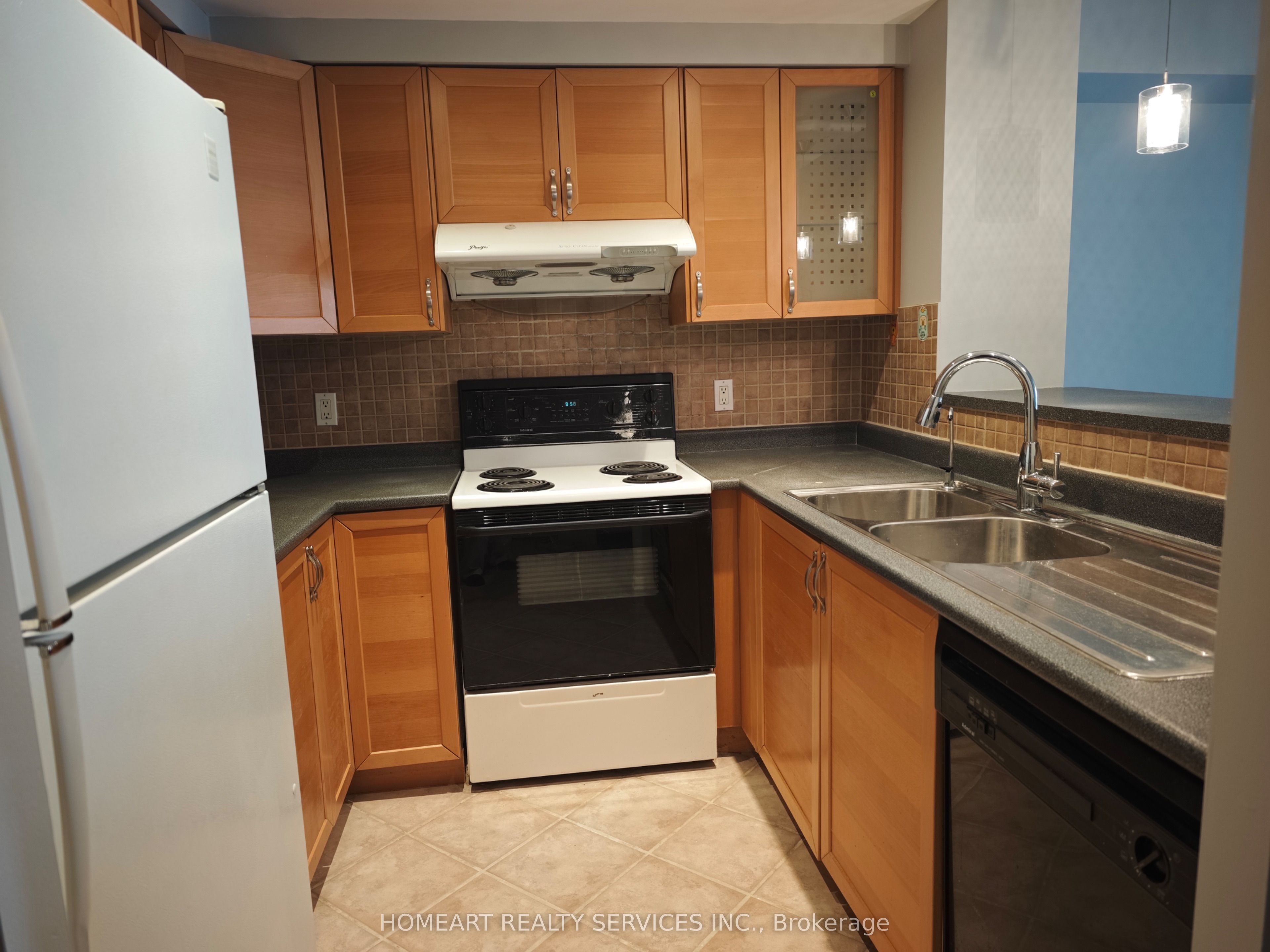 28 Pemberton Avenue 1007, Toronto, ON M2M 4L1 photo 2