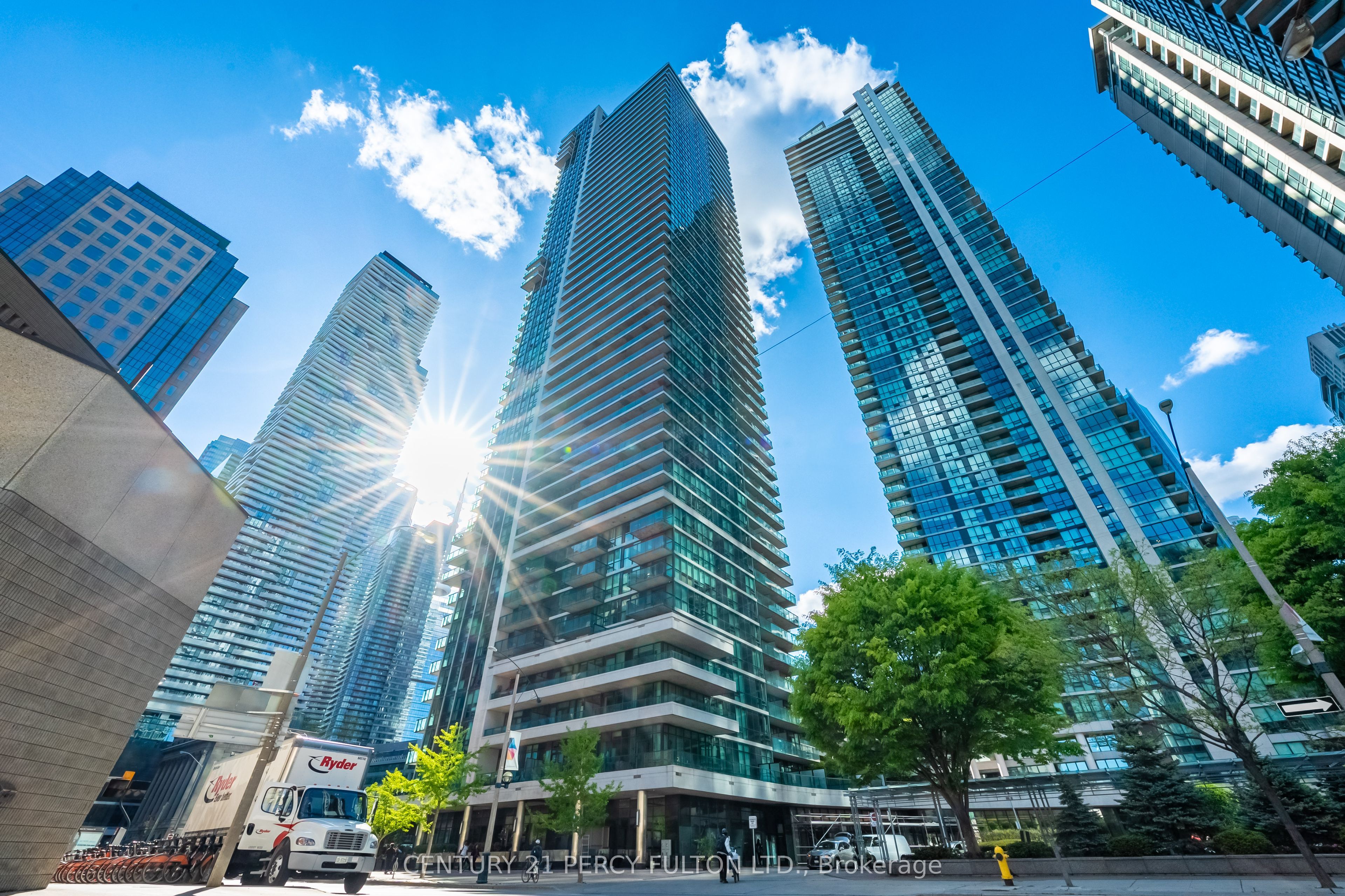 18 harbour Street 703, Toronto, ON M5J 2Z6