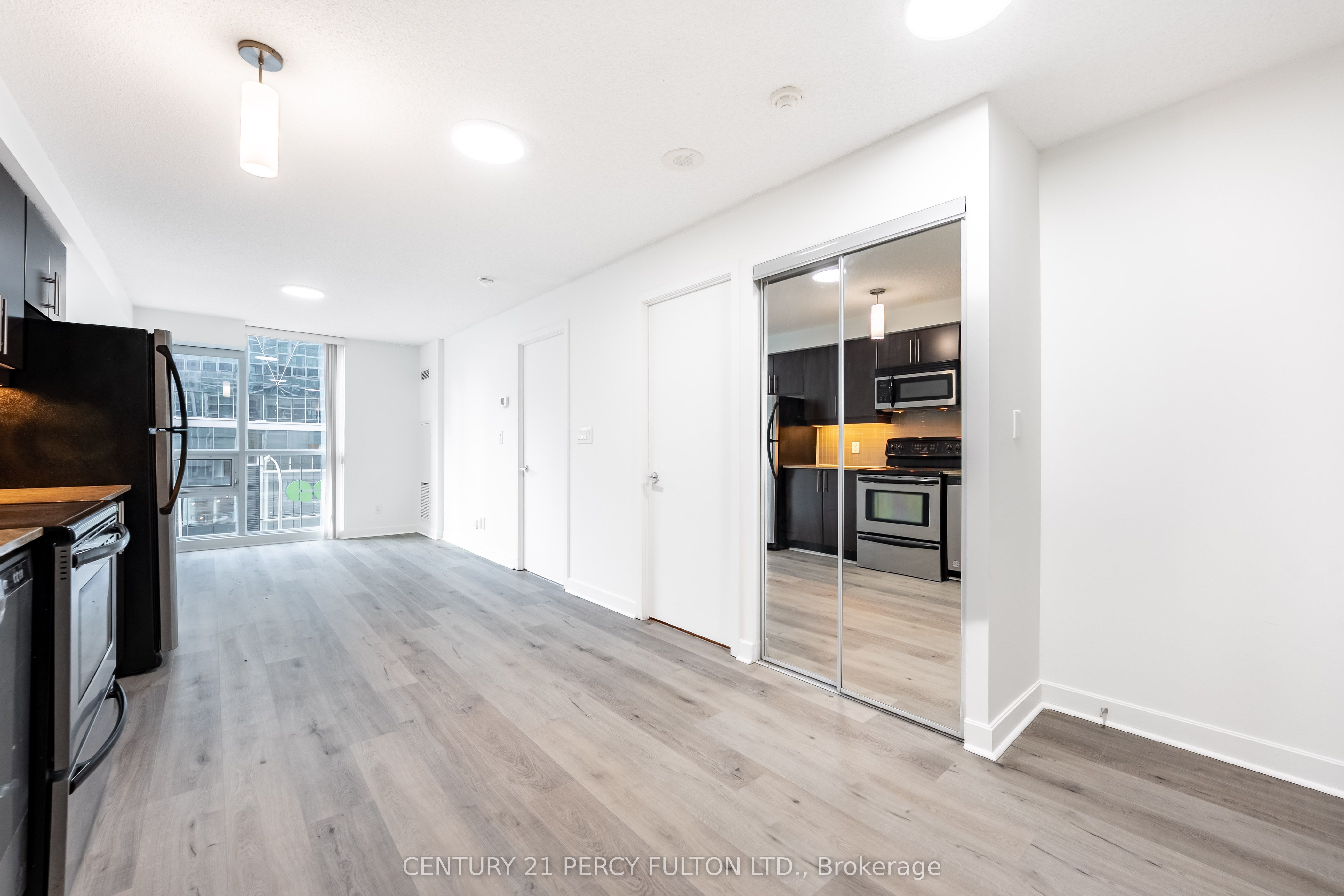18 harbour Street 703, Toronto, ON M5J 2Z6 photo 4