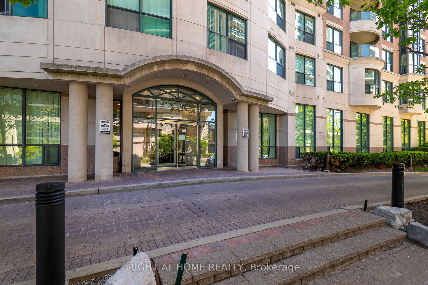 7 Lorraine Drive 210, Toronto, ON M2N 7H2 photo 2