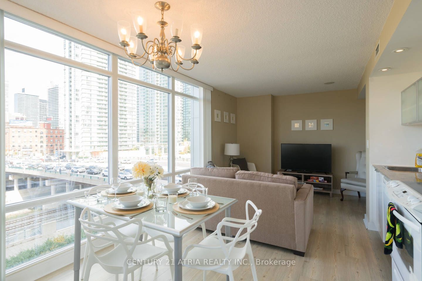 4K Spadina Avenue 302, Toronto, ON M5V 3Y9