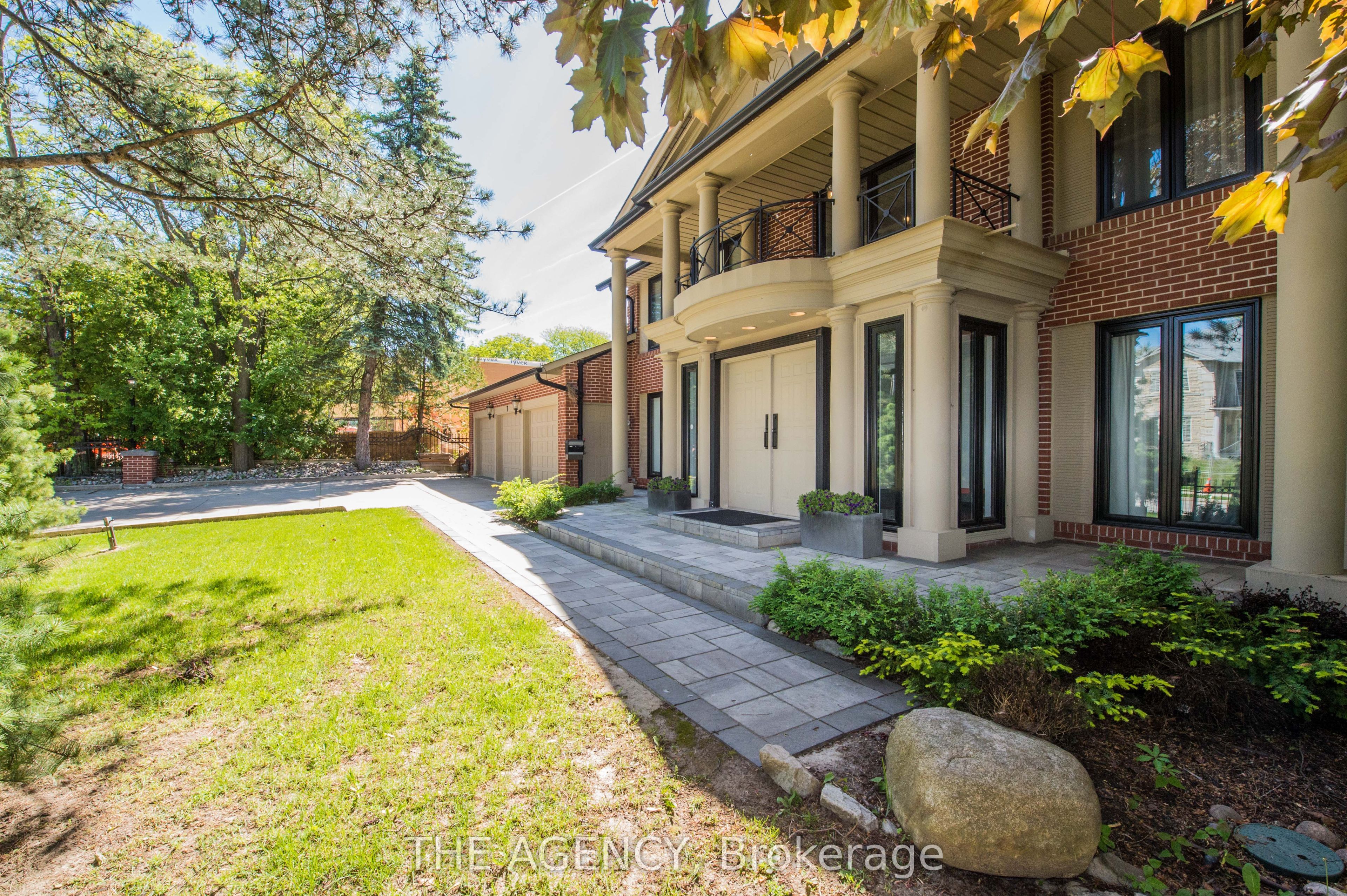 7 Shady Oaks Crescent, Toronto, ON M3C 2L4 photo 5
