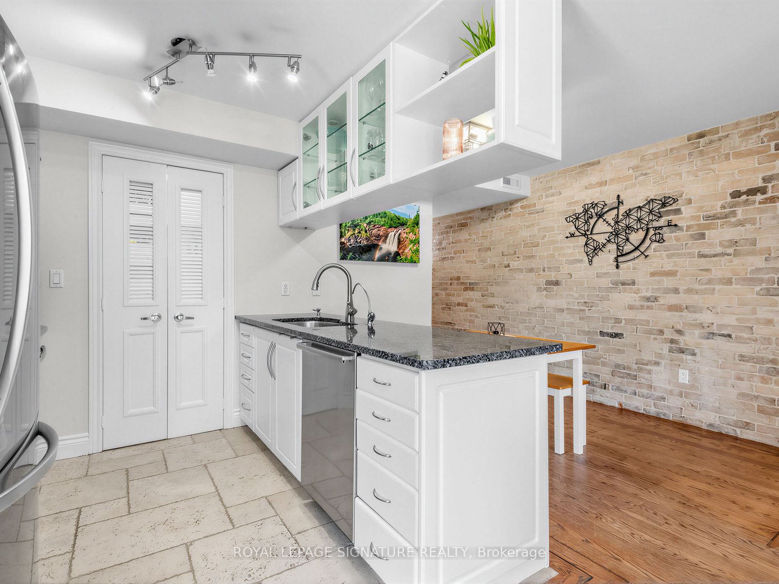 72 Aerodrome Crescent 201, Toronto, ON M4G 4J1 photo 5
