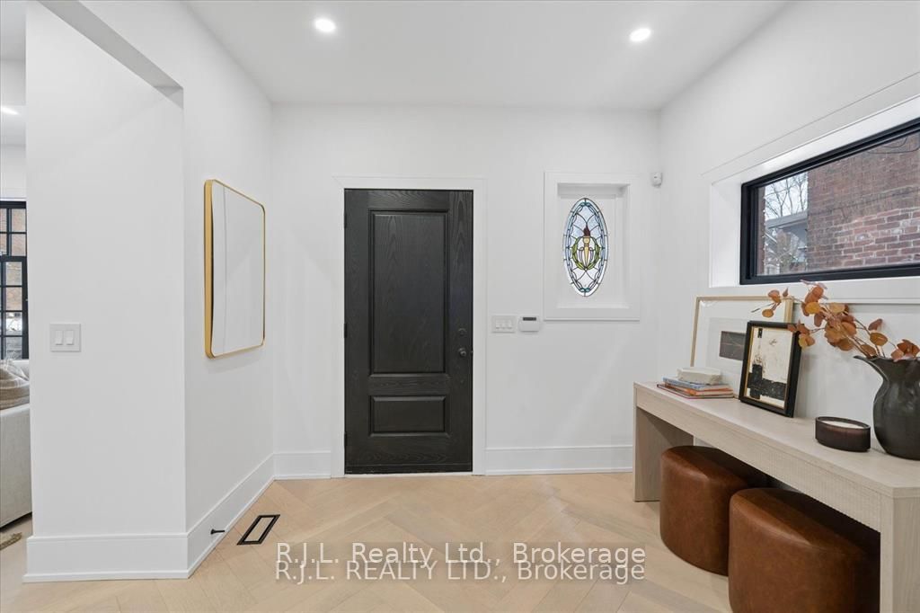 111 Roxborough Drive, Toronto, ON M4W 1X5 photo 2