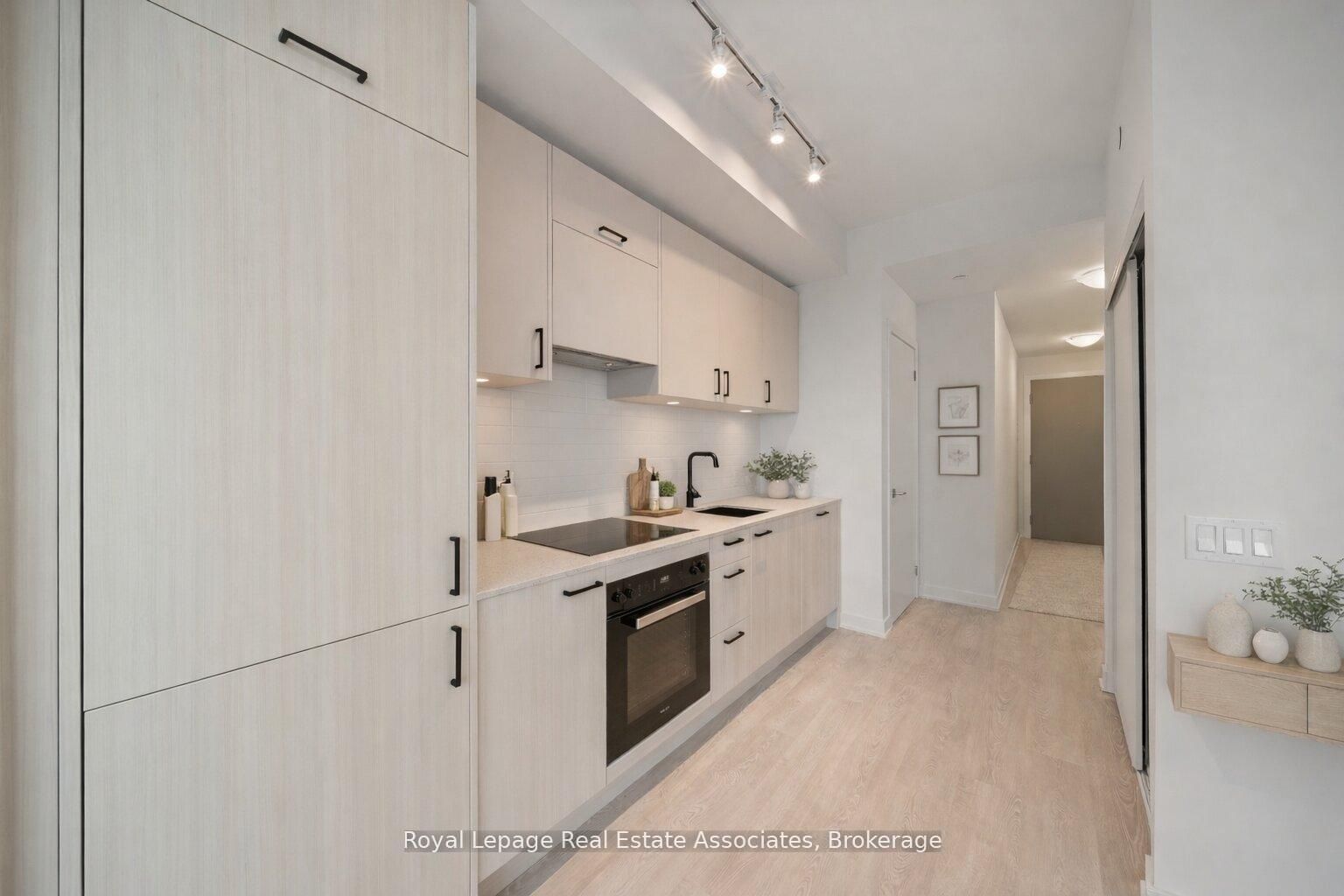 1 Quarrington Lane 1004, Toronto, ON M3C 0S4 photo 2