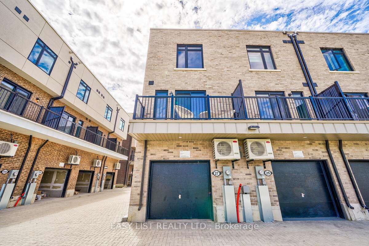 27 Spruce Pines Crescent, Toronto, ON M4A 0A9 photo 2