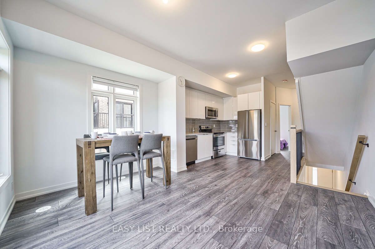 27 Spruce Pines Crescent, Toronto, ON M4A 0A9 photo 3