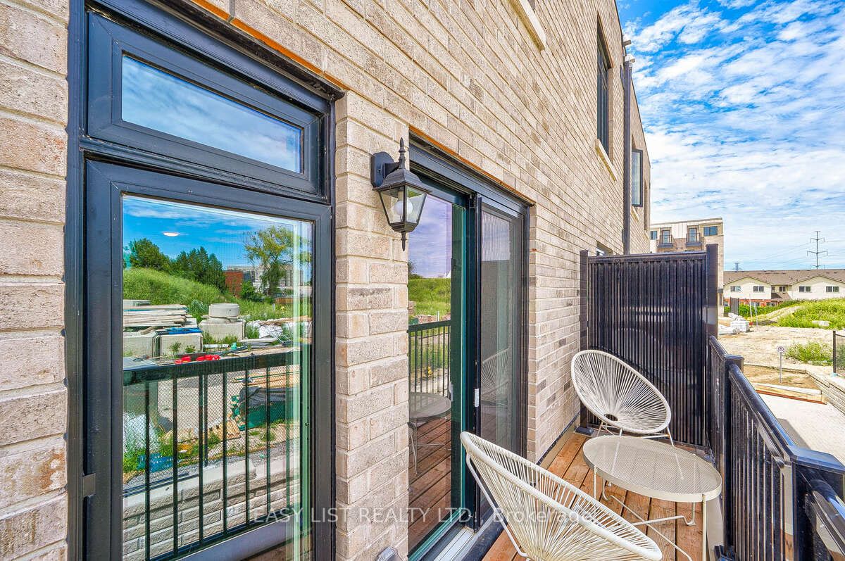27 Spruce Pines Crescent, Toronto, ON M4A 0A9 photo 4
