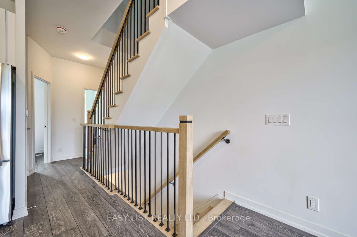 27 Spruce Pines Crescent, Toronto, ON M4A 0A9 photo 5