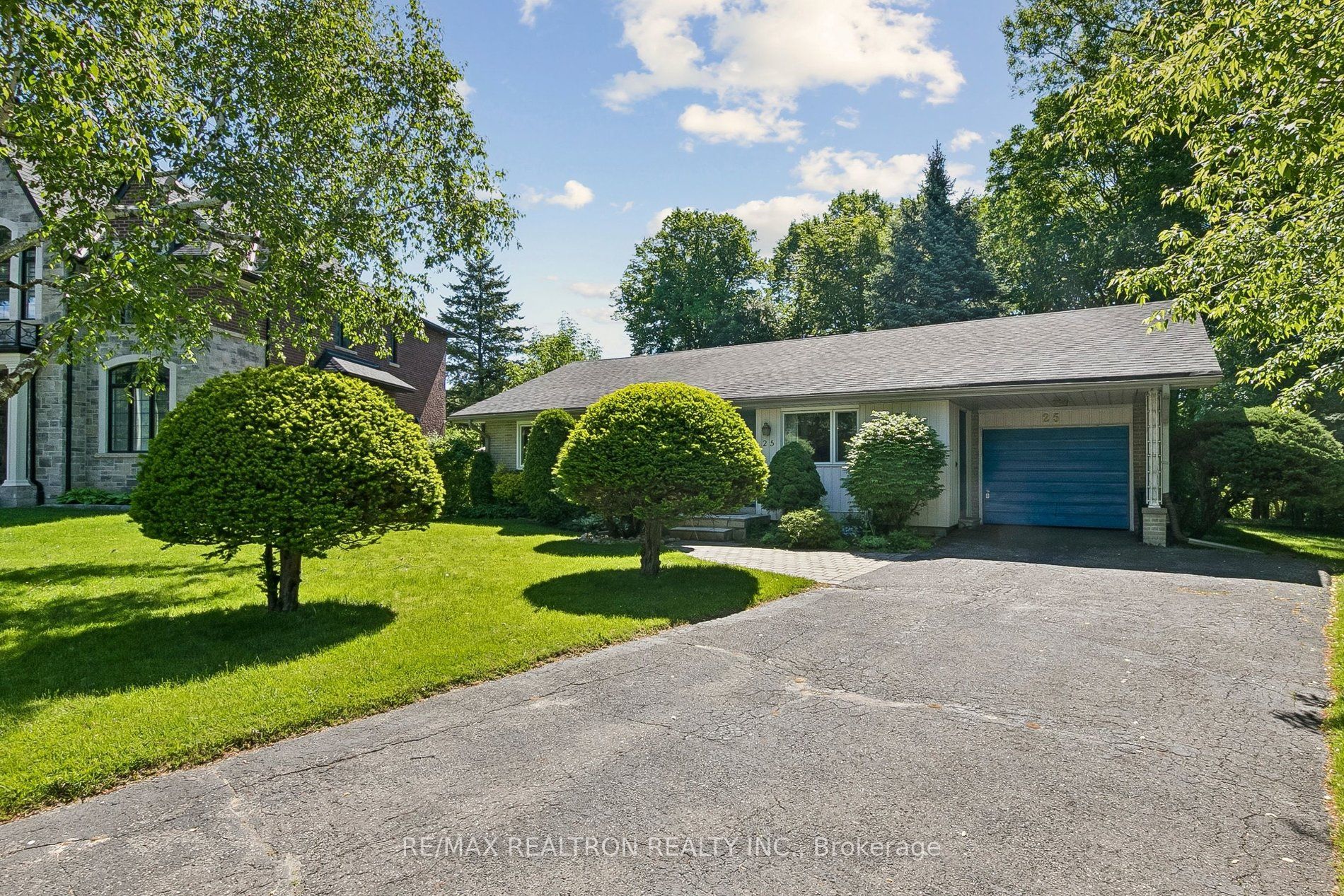 25 Groveland Crescent, Toronto, ON M3A 3C4