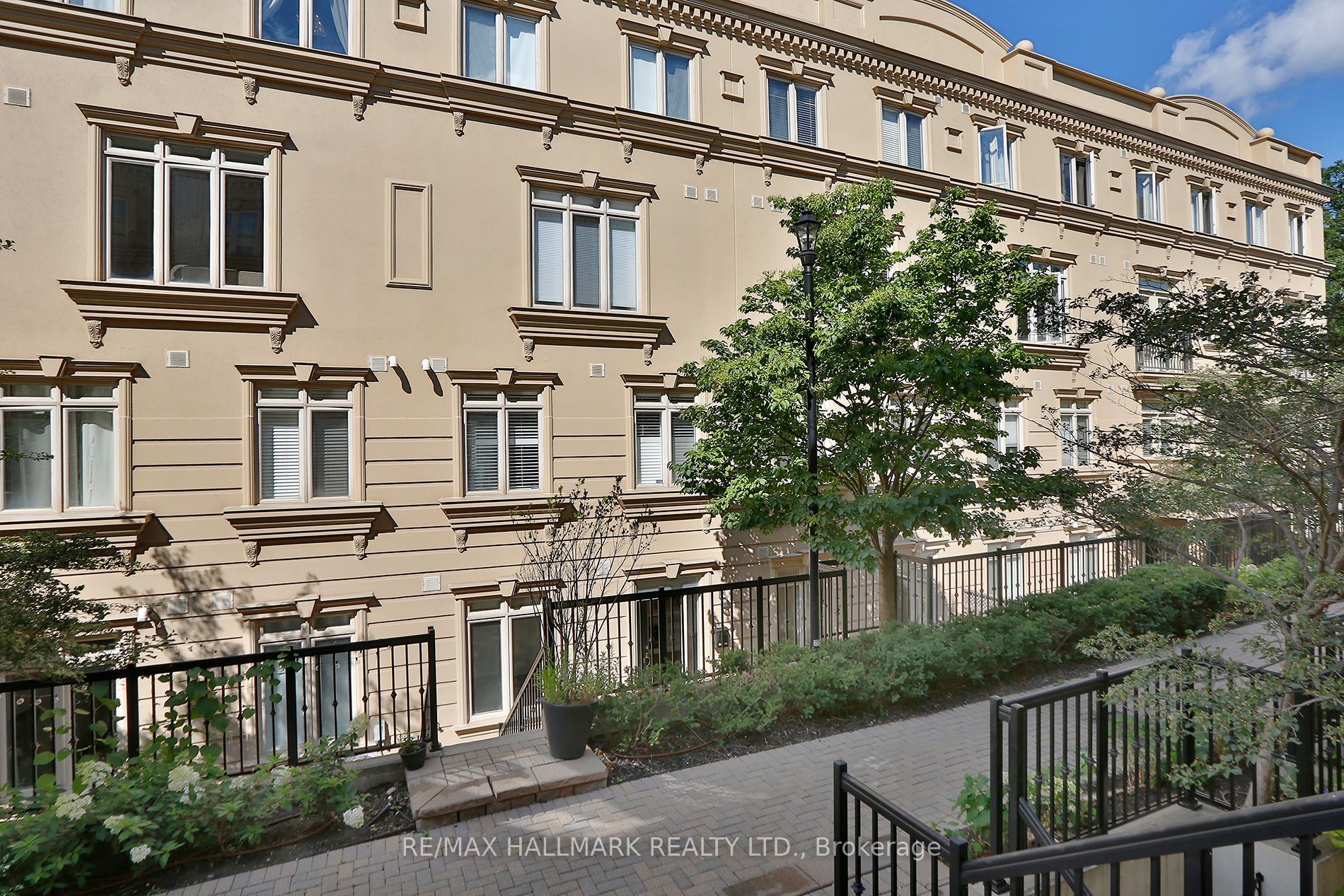 78 Carr Street Th 10, Toronto, ON M5T 1B7 photo 2