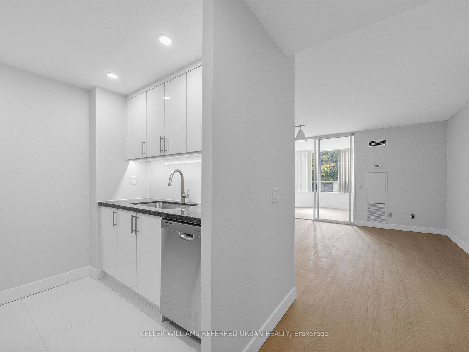 7 Bishop Avenue 217, Toronto, ON M2M 4J4 photo 3