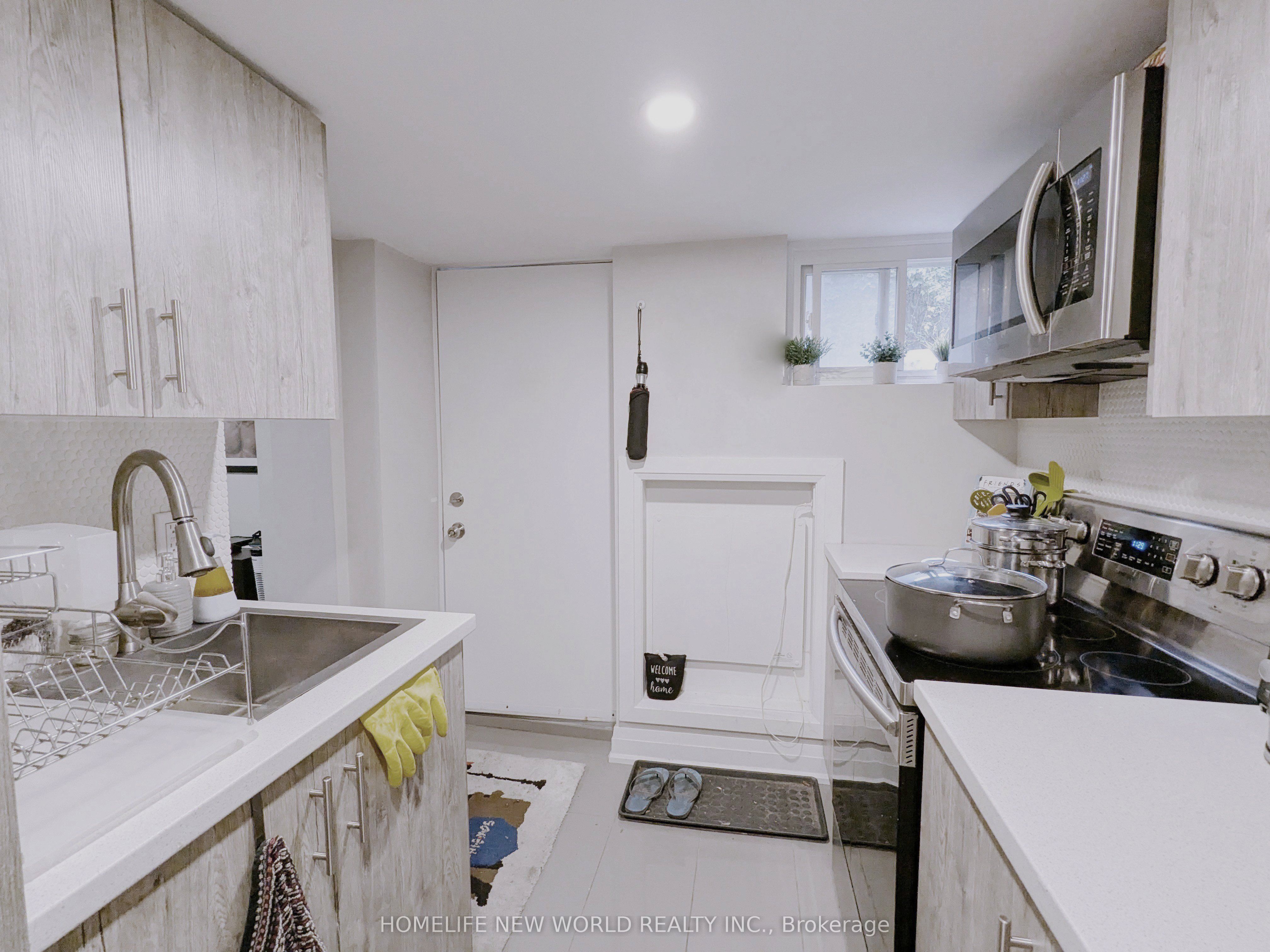 276 Montrose Avenue Bsmt, Toronto, ON M6G 3G8 photo 2