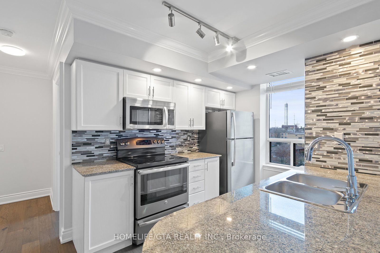 1720 Eglinton Avenue E 821, Toronto, ON M4A 2X8 photo 4