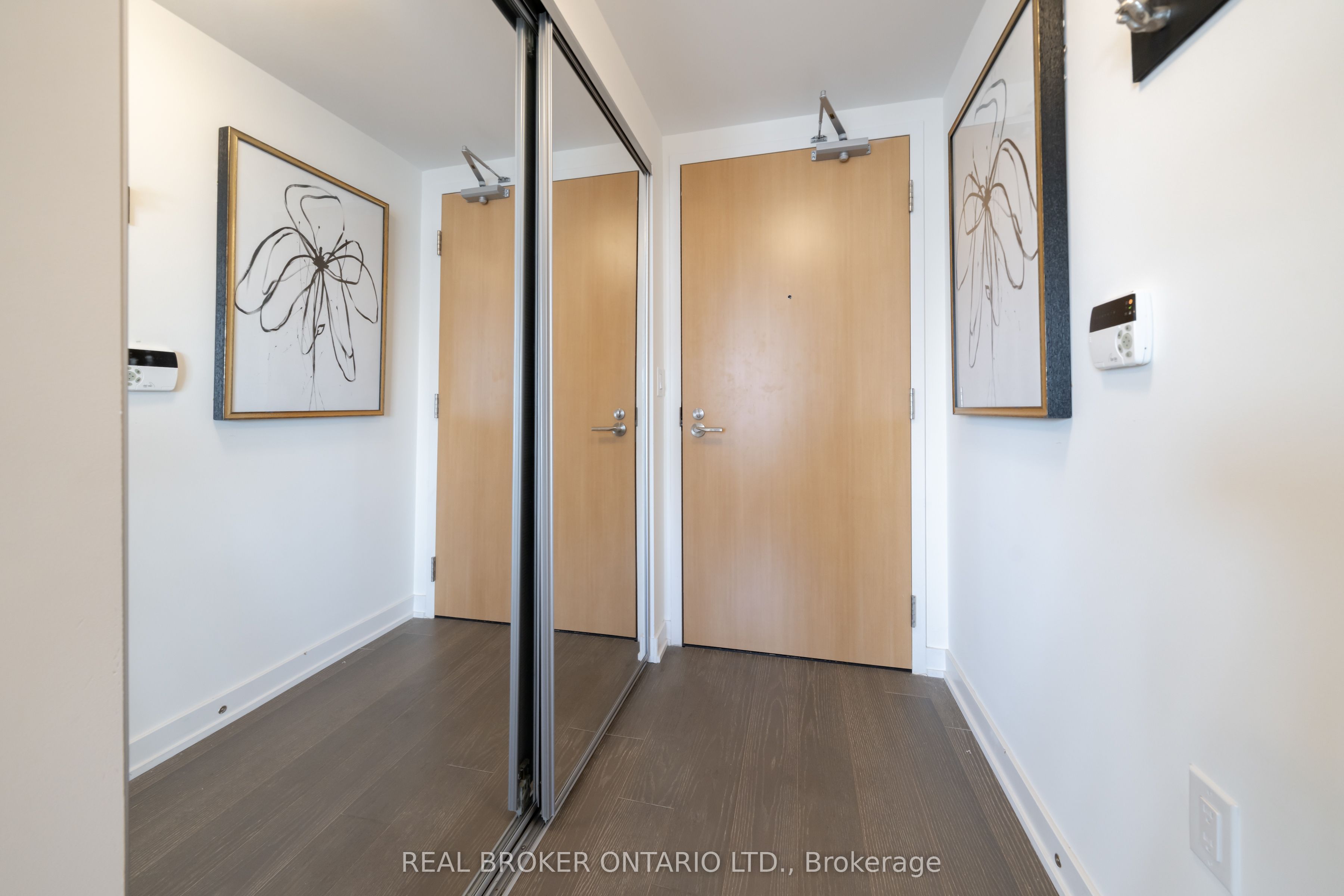 11 Wellesley Street W 5611, Toronto, ON M4Y 0G4 photo 2