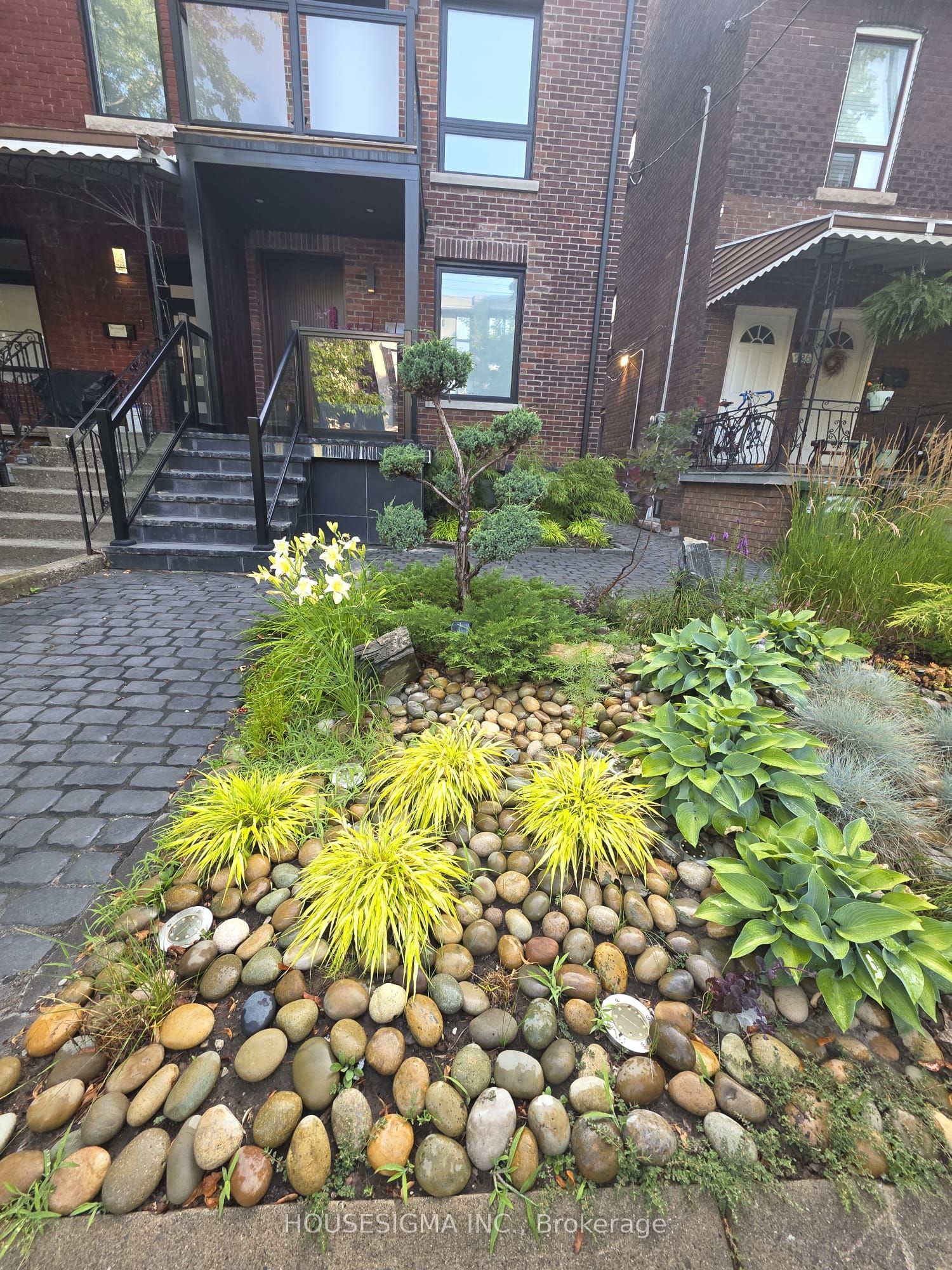 274 Roxton Road Main, Toronto, ON M6G 3P9