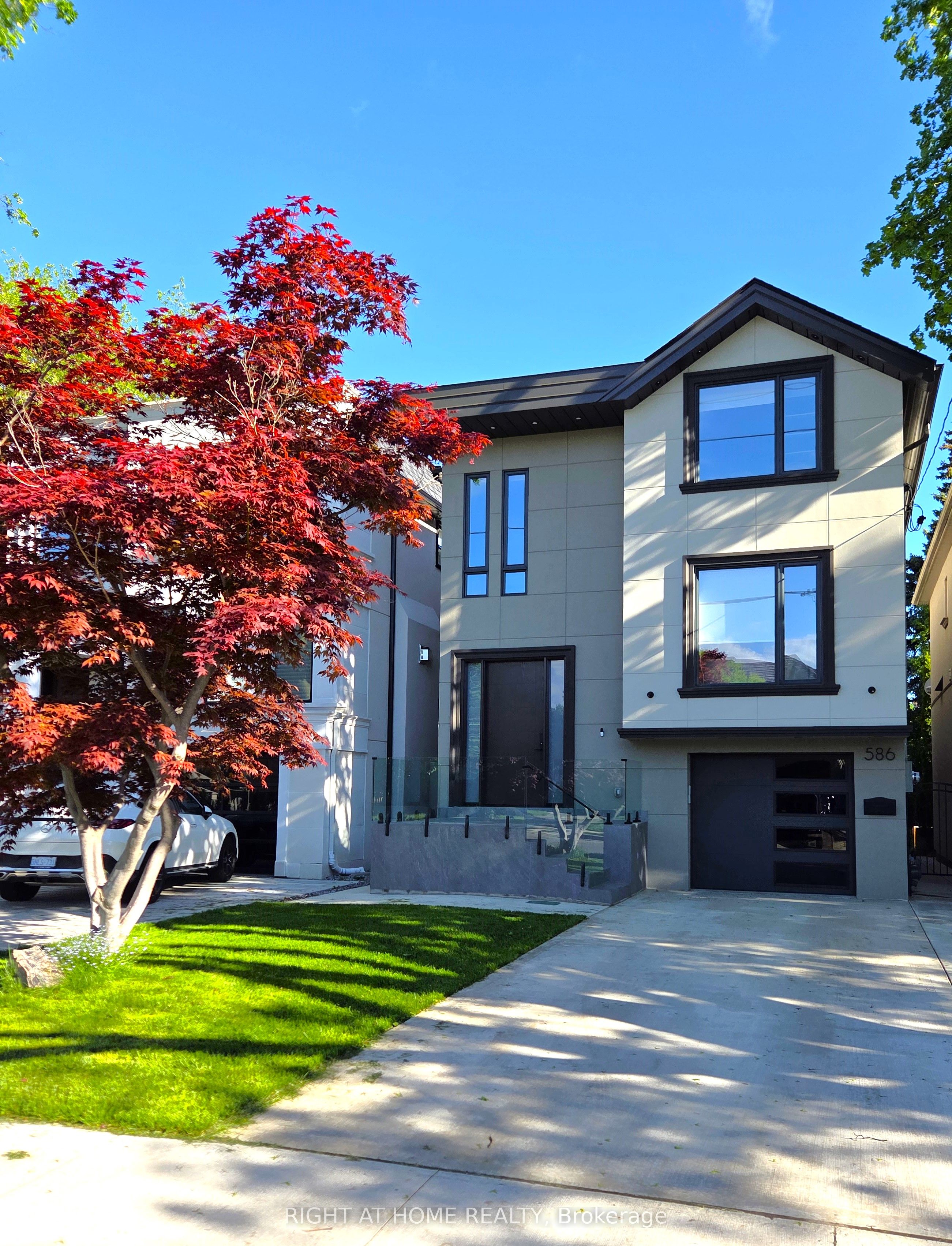 586 Broadway Avenue E, Toronto, ON M4G 2S5