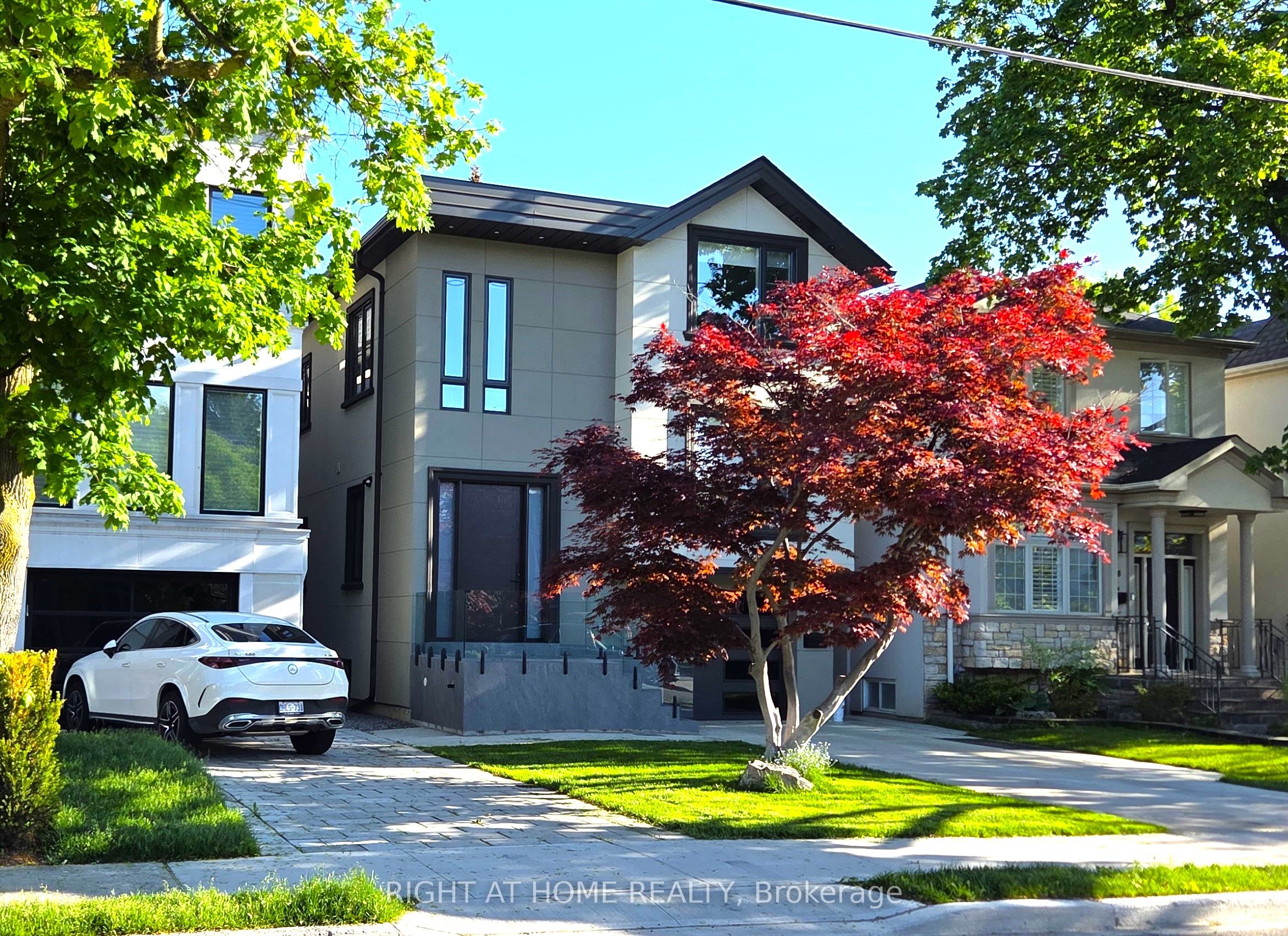 586 Broadway Avenue E, Toronto, ON M4G 2S5 photo 3