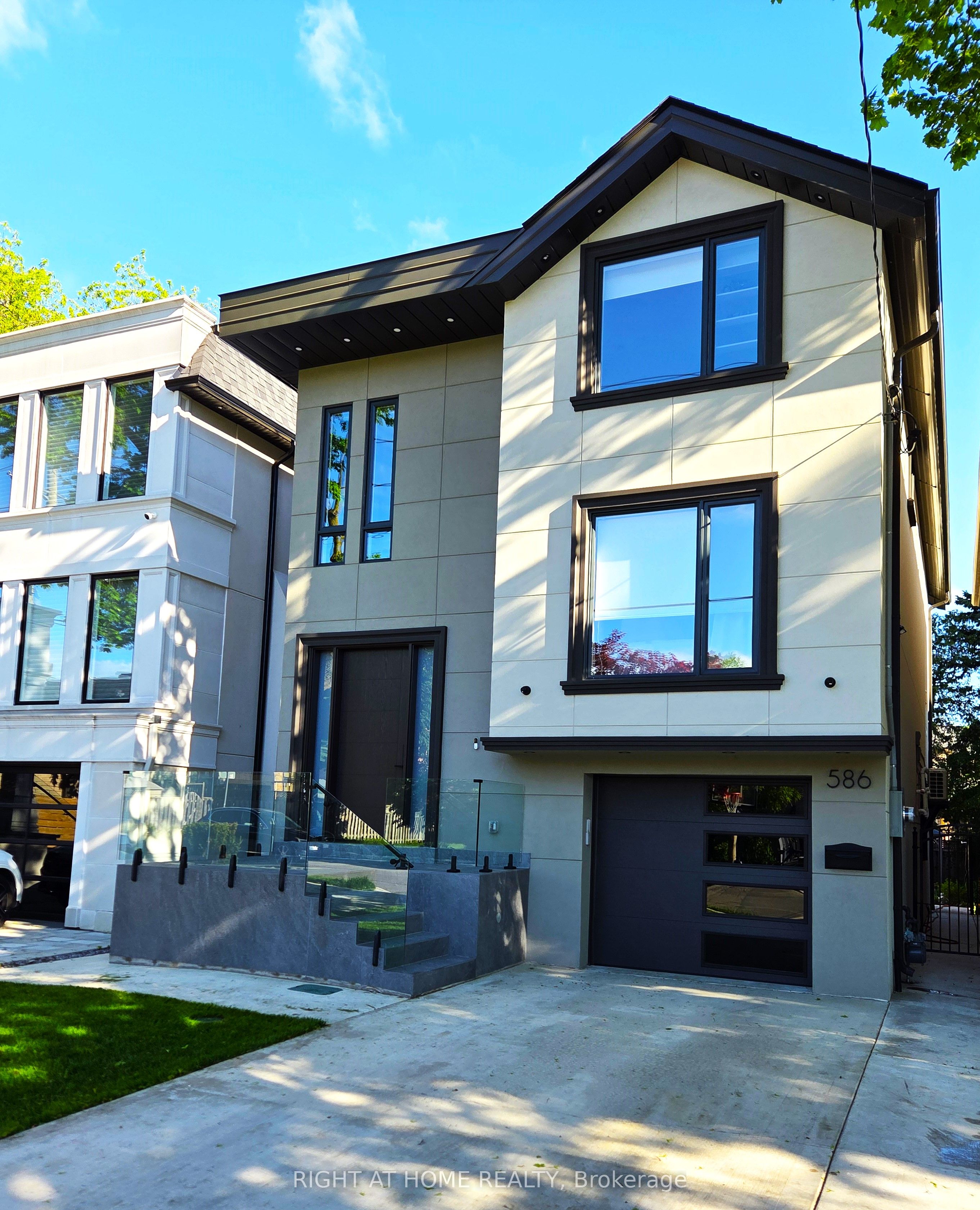 586 Broadway Avenue E, Toronto, ON M4G 2S5 photo 4