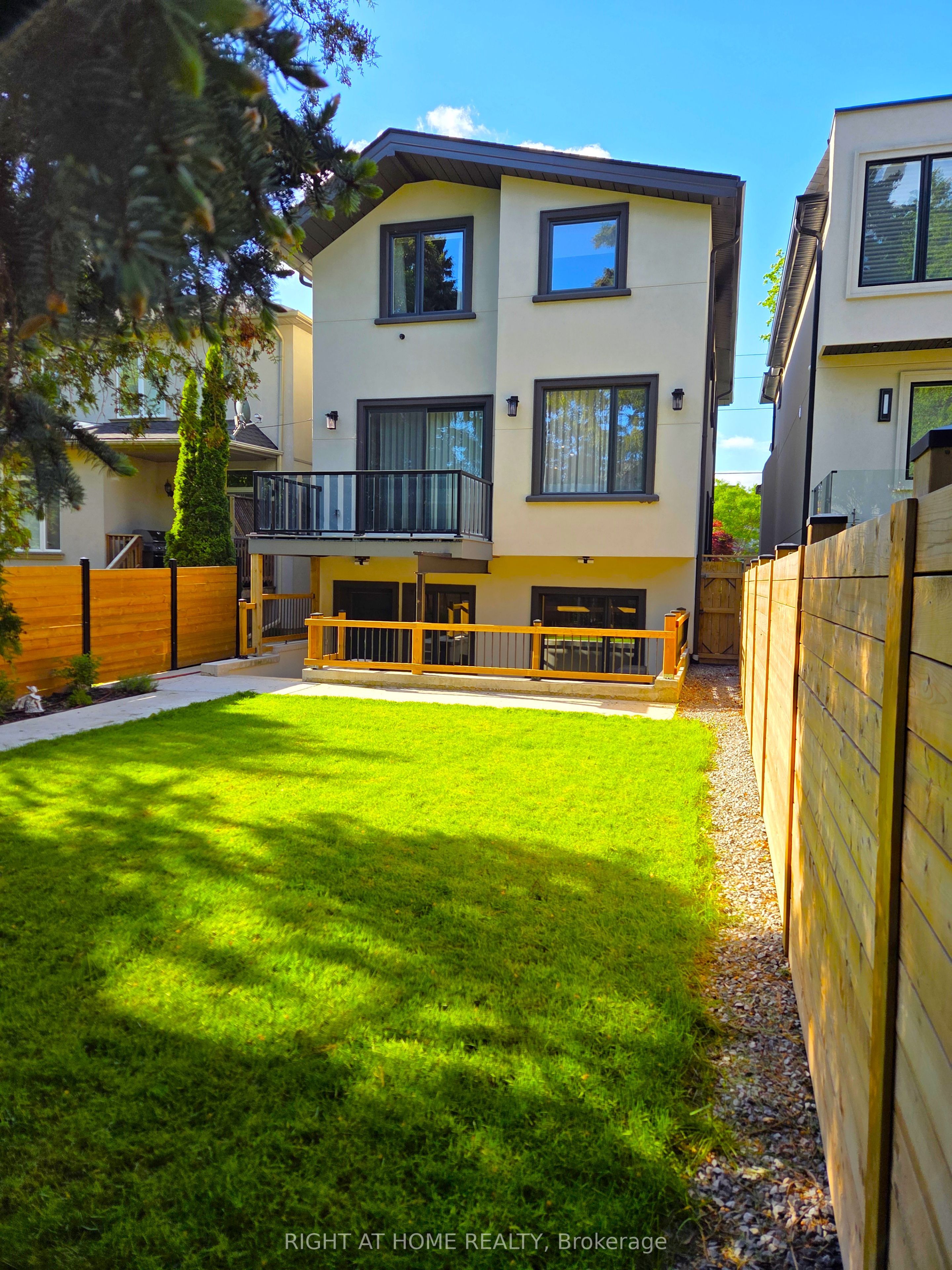 586 Broadway Avenue E, Toronto, ON M4G 2S5 photo 5