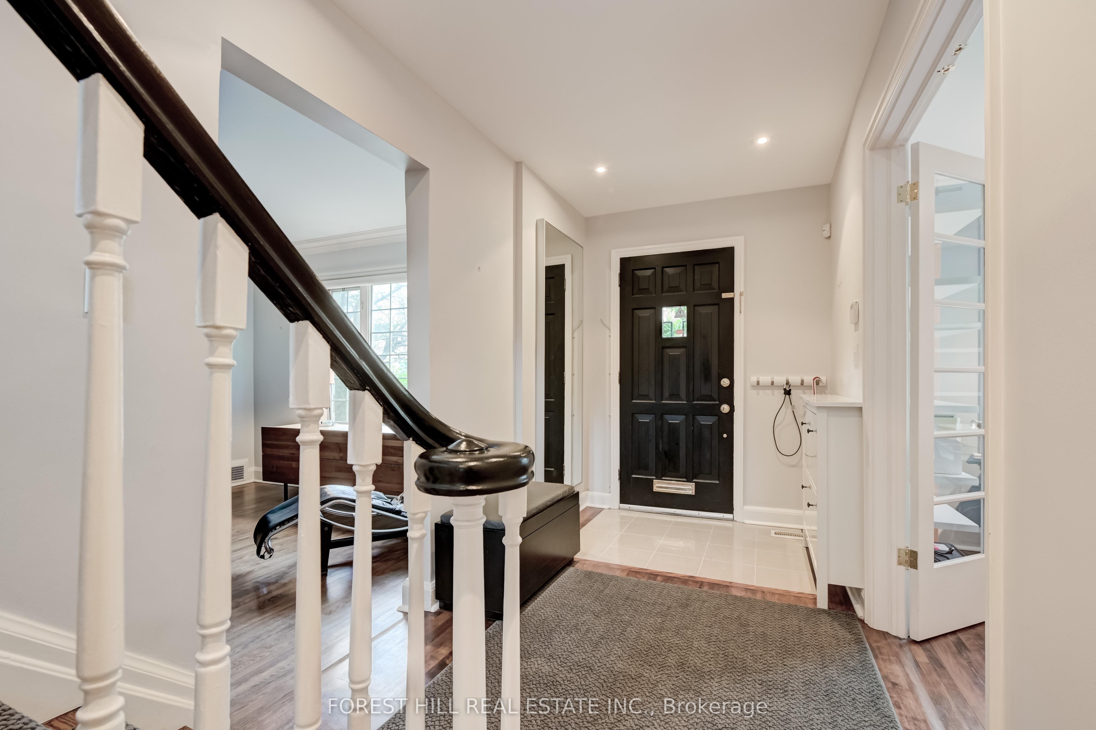 112 Dewbourne Avenue, Toronto, ON M6C 1Y7 photo 3