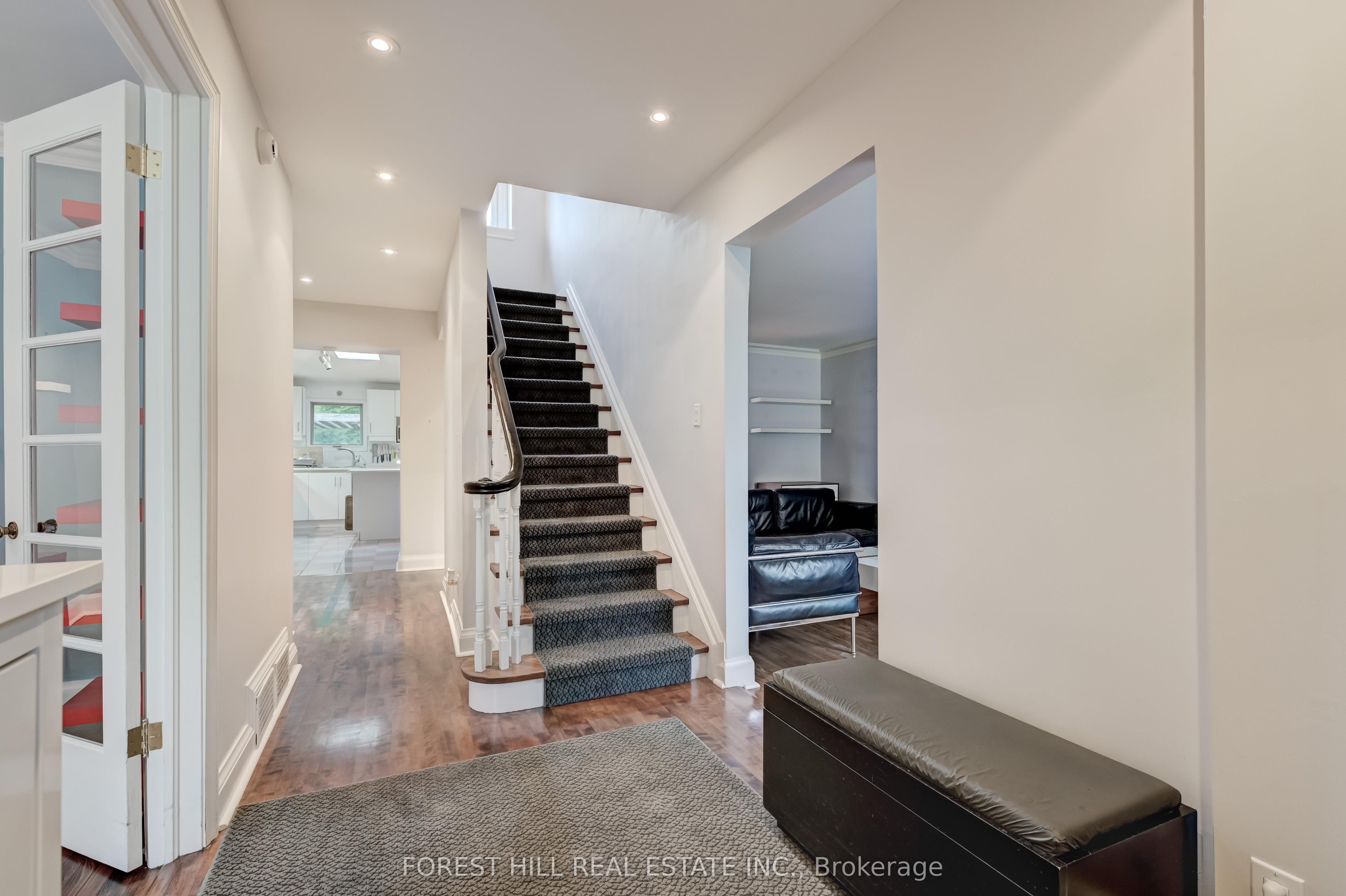 112 Dewbourne Avenue, Toronto, ON M6C 1Y7 photo 4