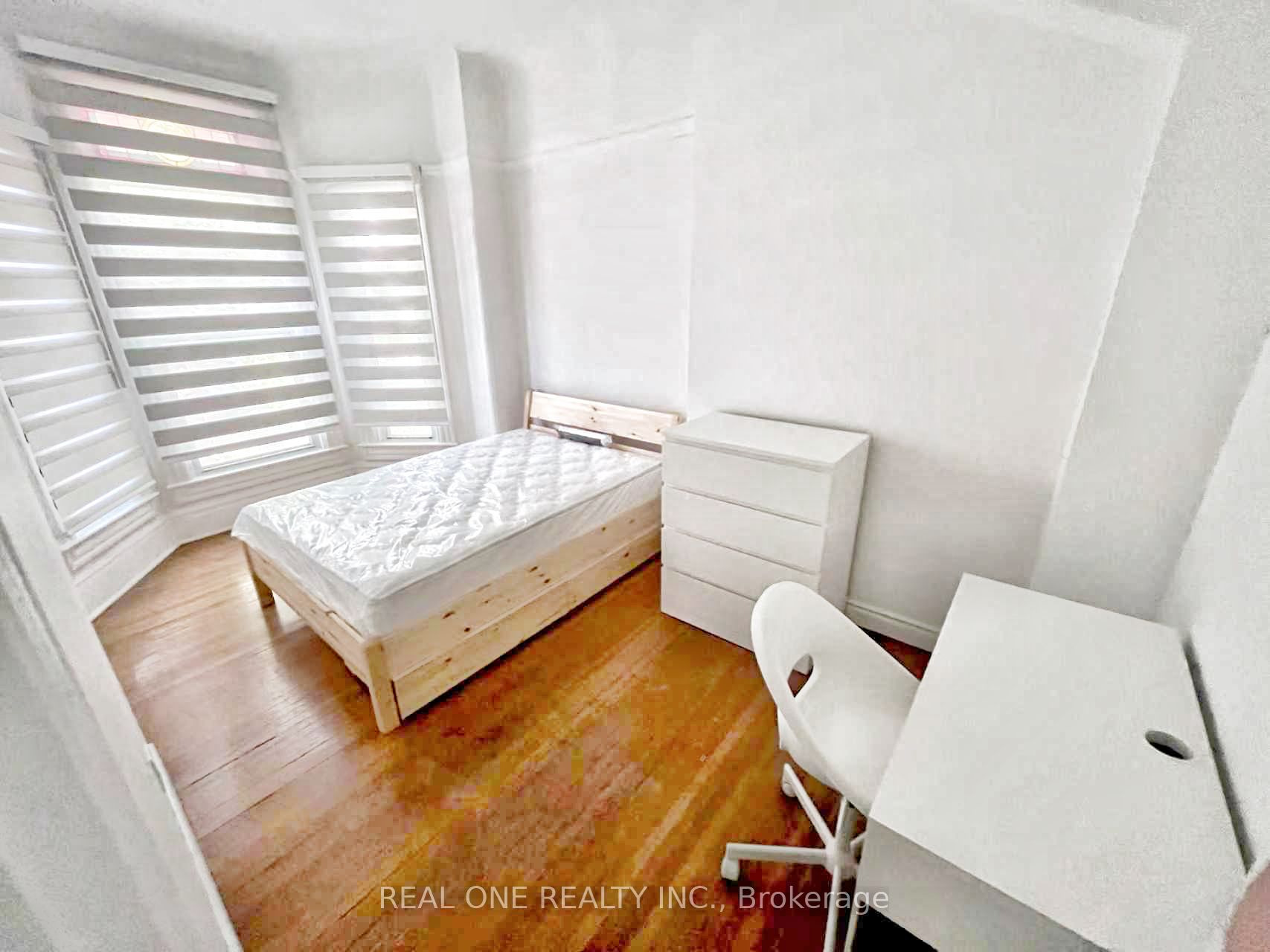222 Robert Street 102, Toronto, ON M5S 2K7
