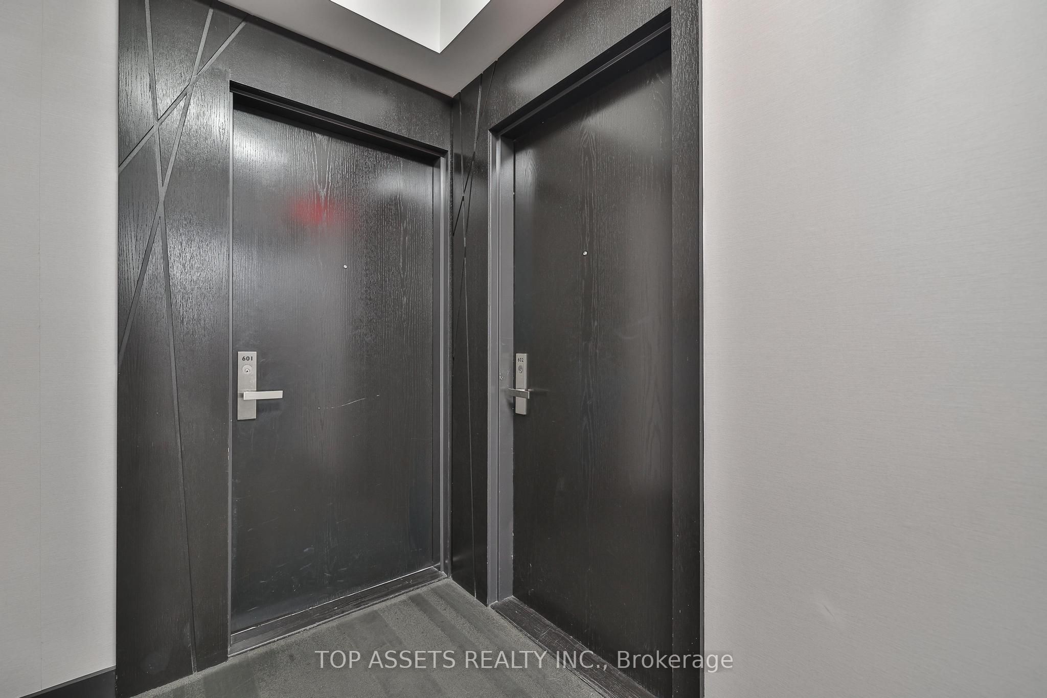 125 Peter Street 602, Toronto, ON M5V 0M2 photo 2