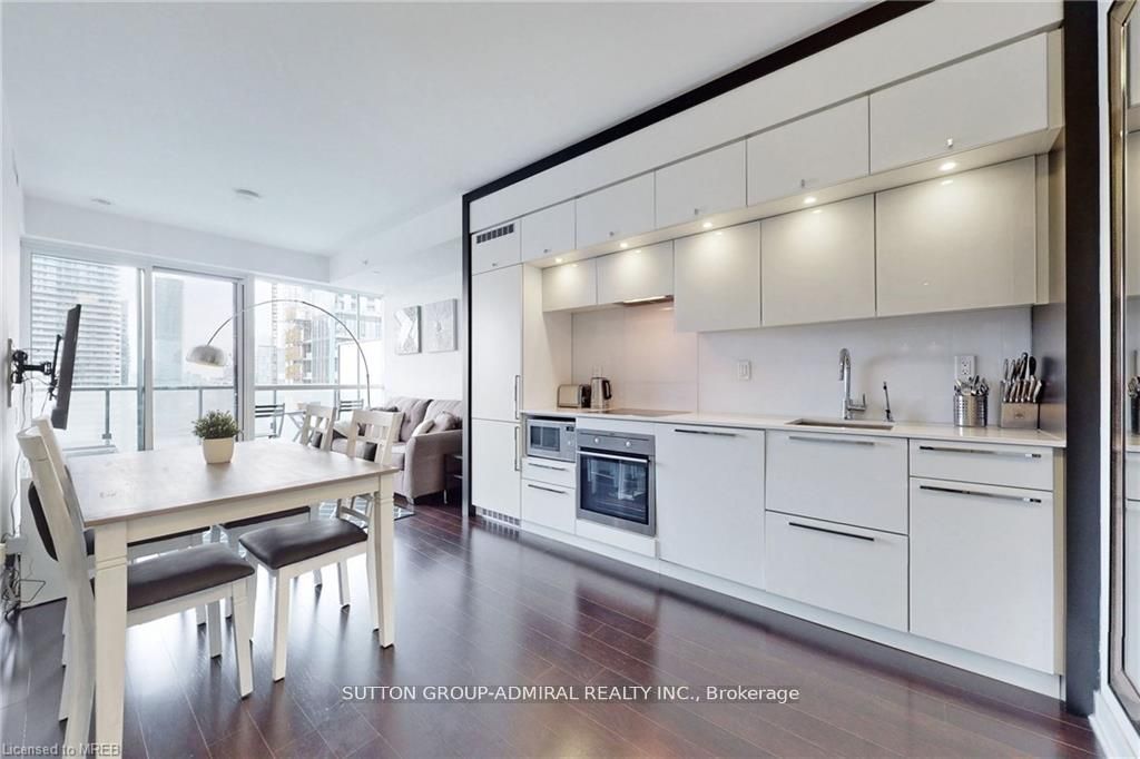 15 Grenville Street 3706, Toronto, ON M4Y 0B9