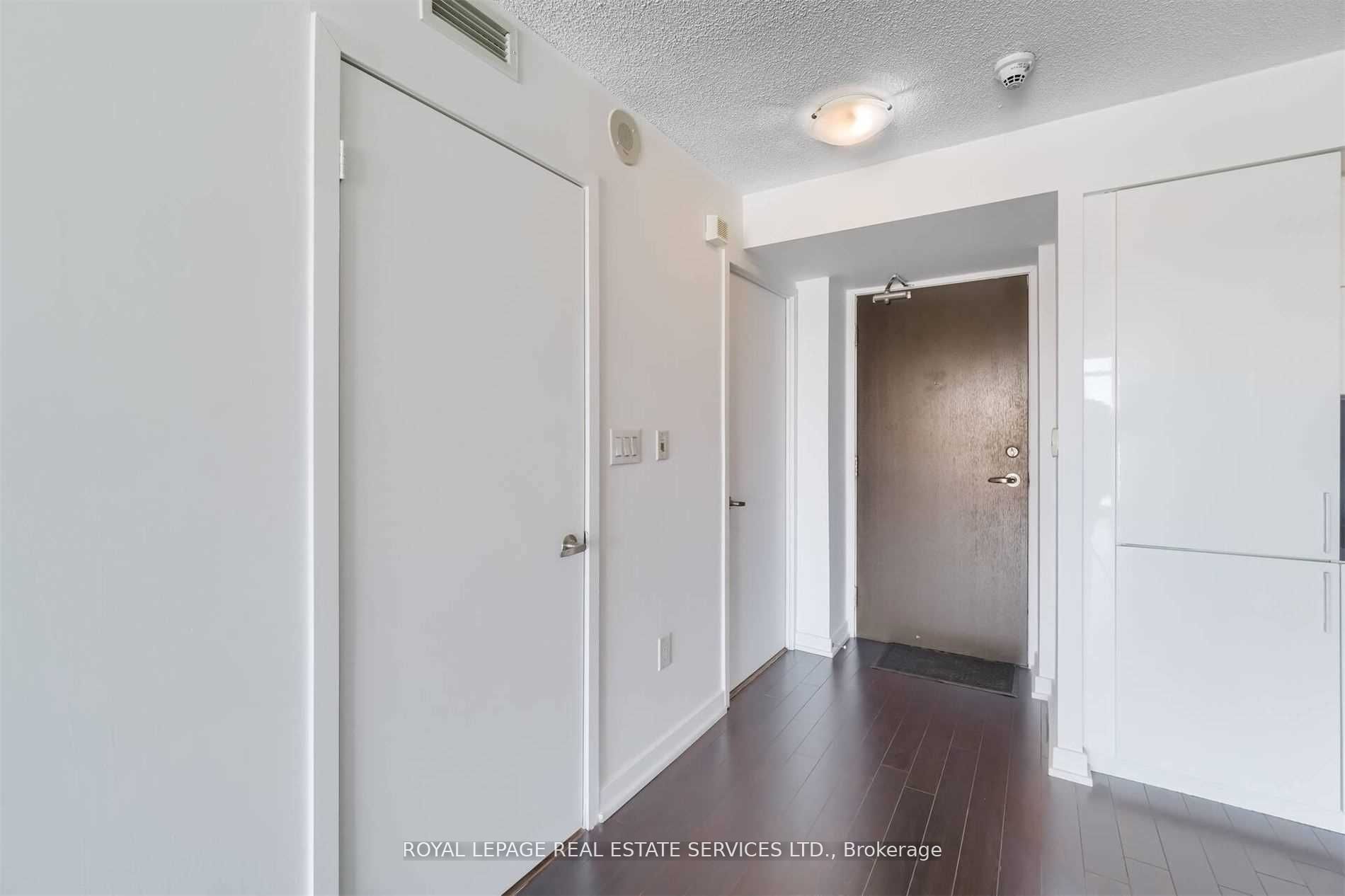 25 Capreol Court 1105, Toronto, ON M5V 3Z7 photo 2