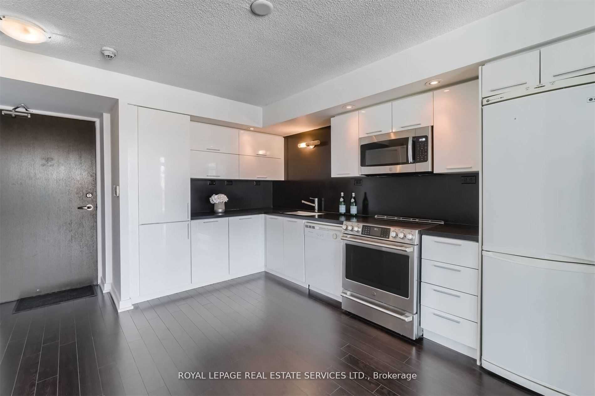 25 Capreol Court 1105, Toronto, ON M5V 3Z7 photo 3