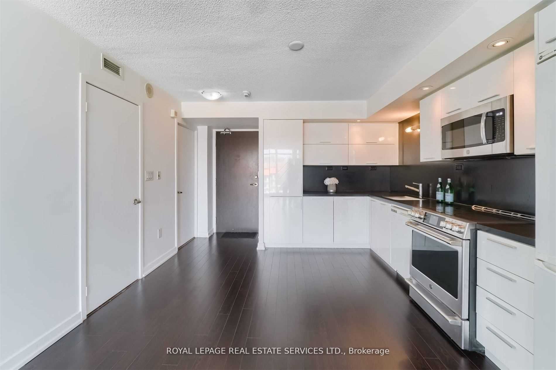25 Capreol Court 1105, Toronto, ON M5V 3Z7 photo 4