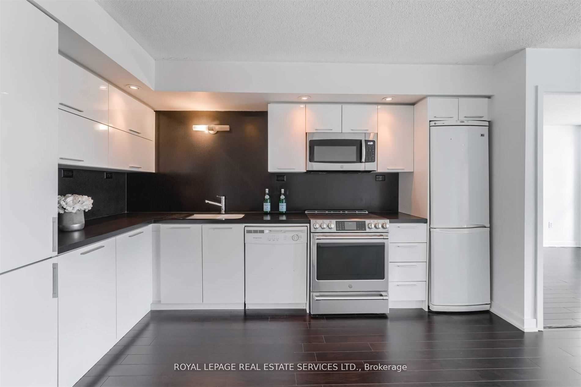 25 Capreol Court 1105, Toronto, ON M5V 3Z7 photo 5