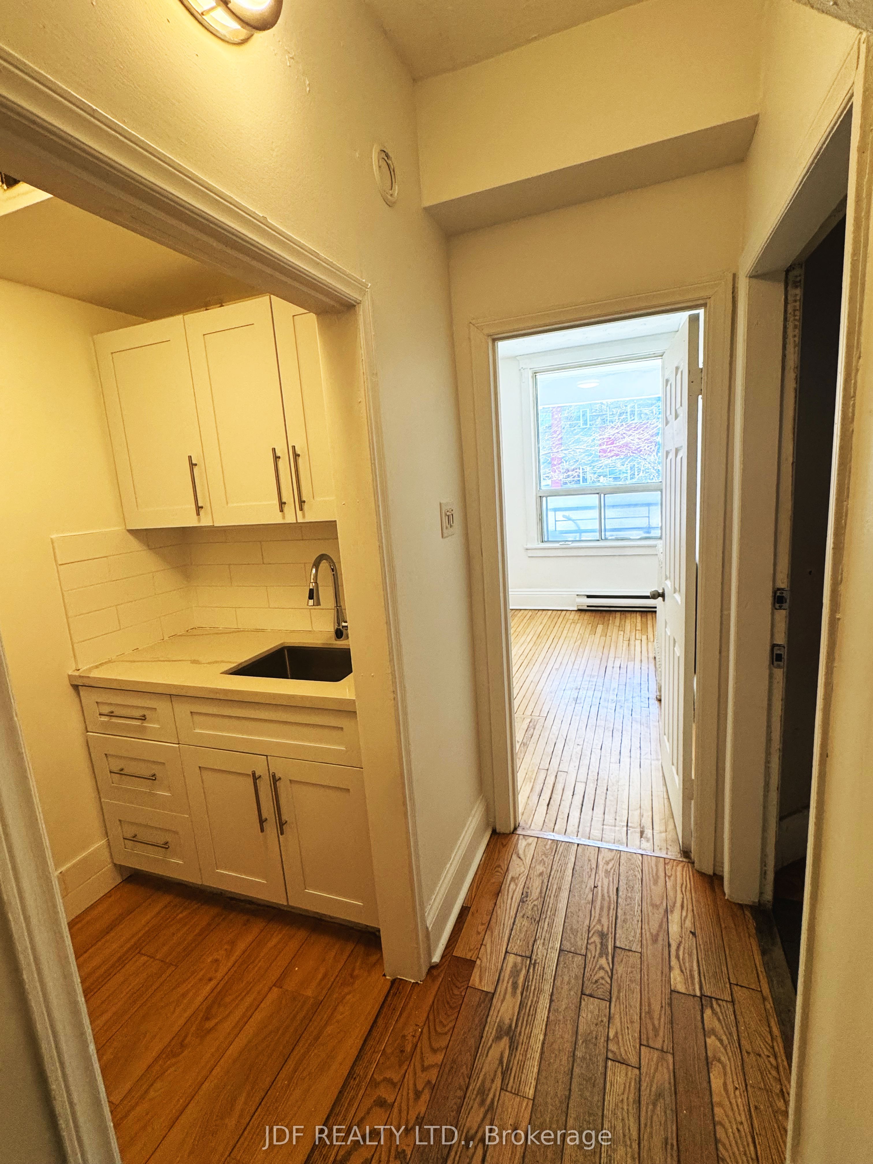 383 Lansdowne Avenue Main Floor, Toronto, ON M6H 3Y2 photo 2