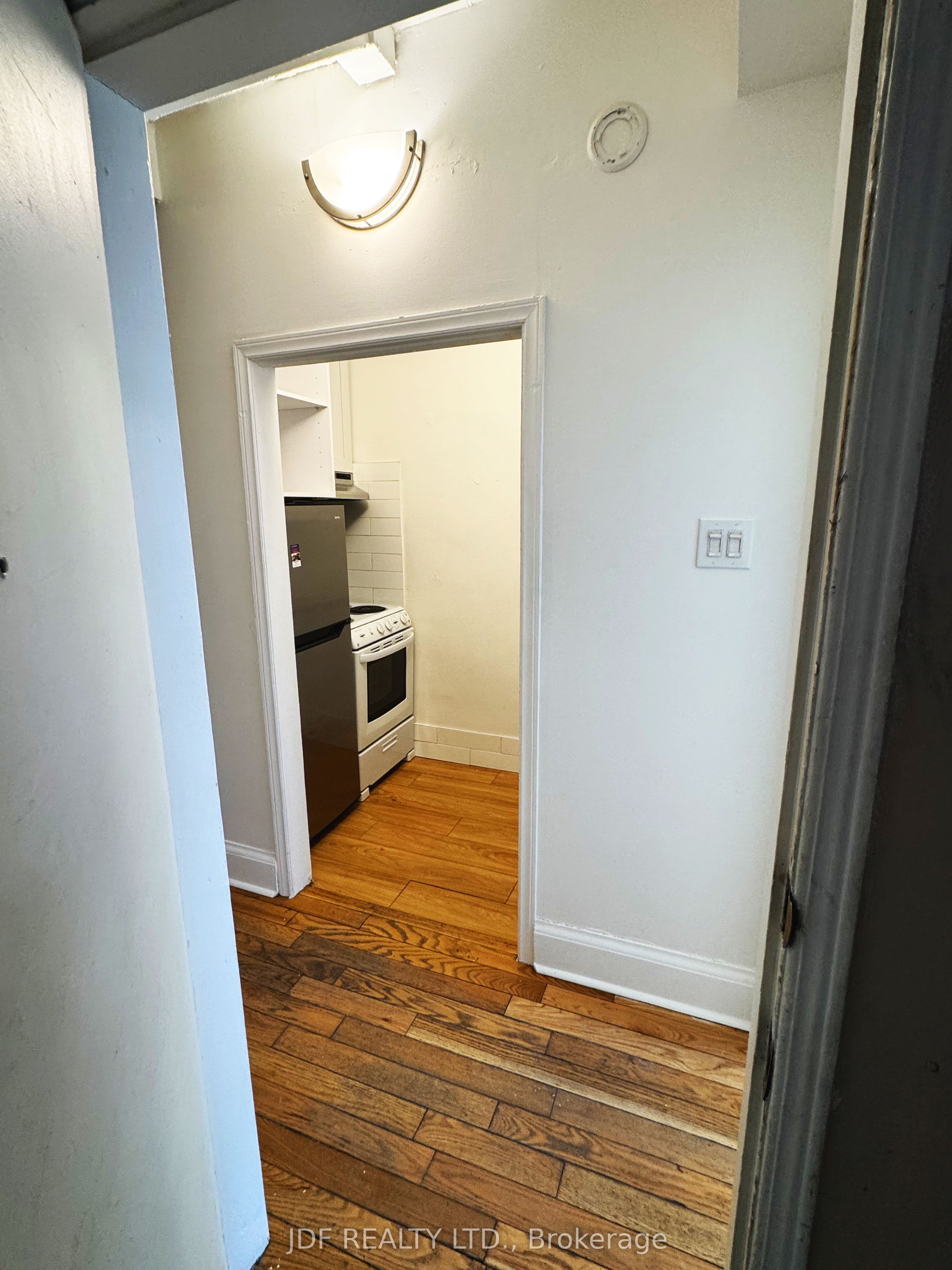 383 Lansdowne Avenue Main Floor, Toronto, ON M6H 3Y2 photo 3