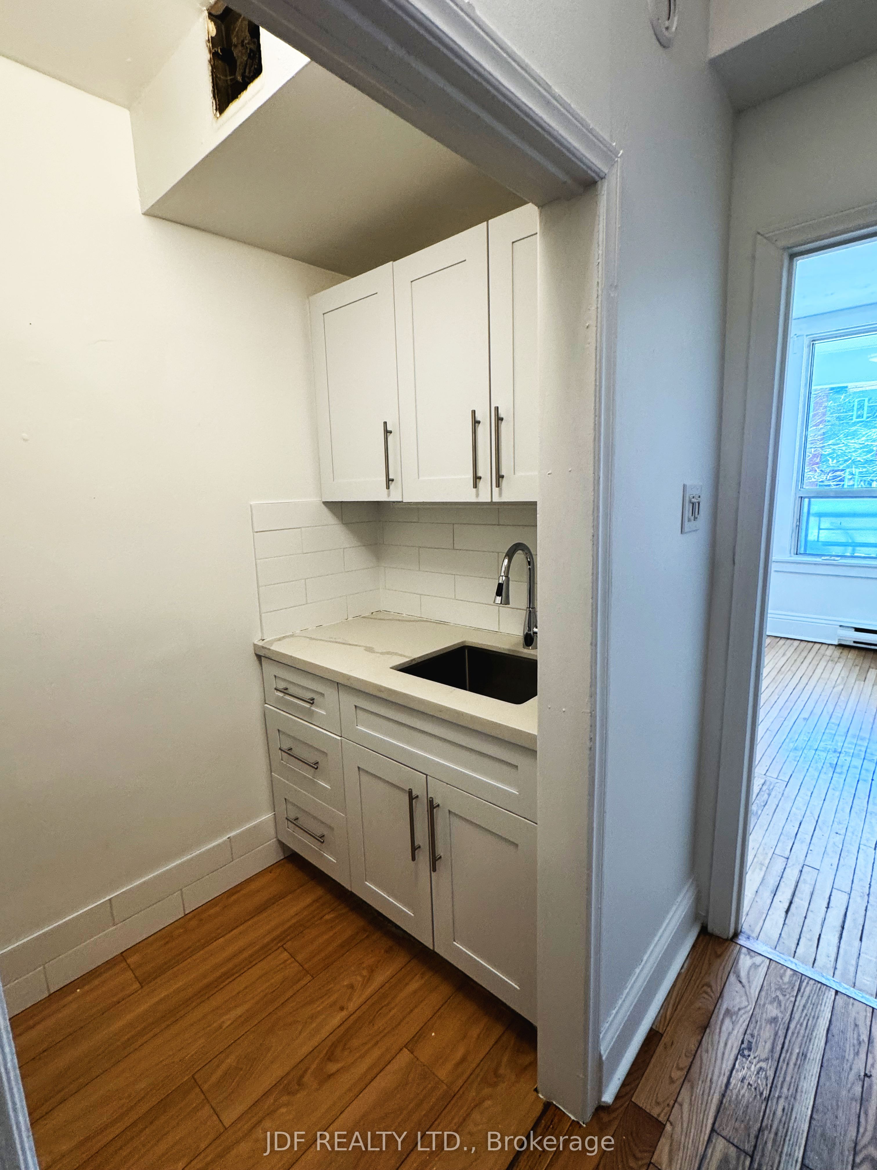 383 Lansdowne Avenue Main Floor, Toronto, ON M6H 3Y2 photo 4