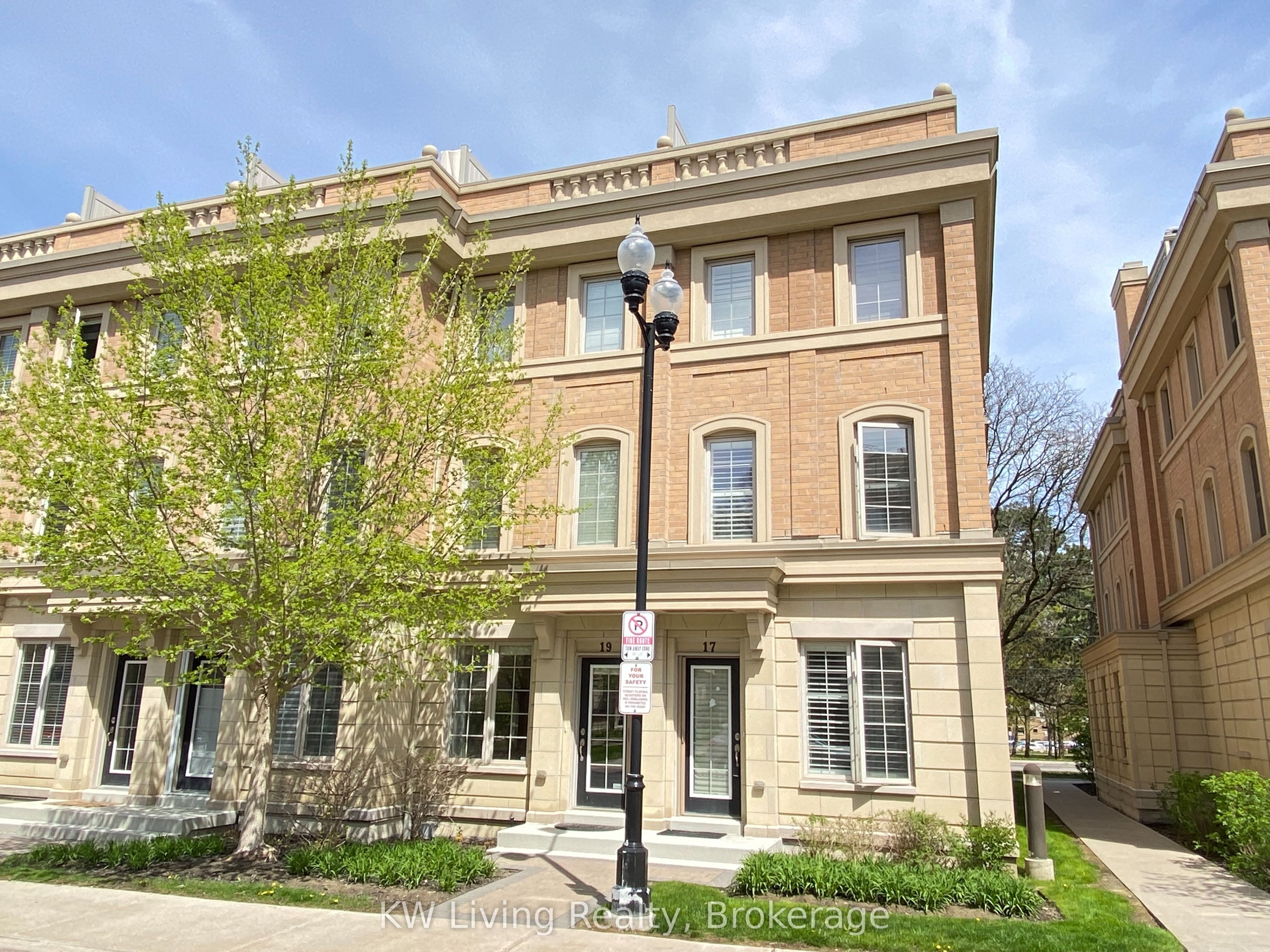 17 Hargrave Lane, Toronto, ON M4N 0A4 photo 3