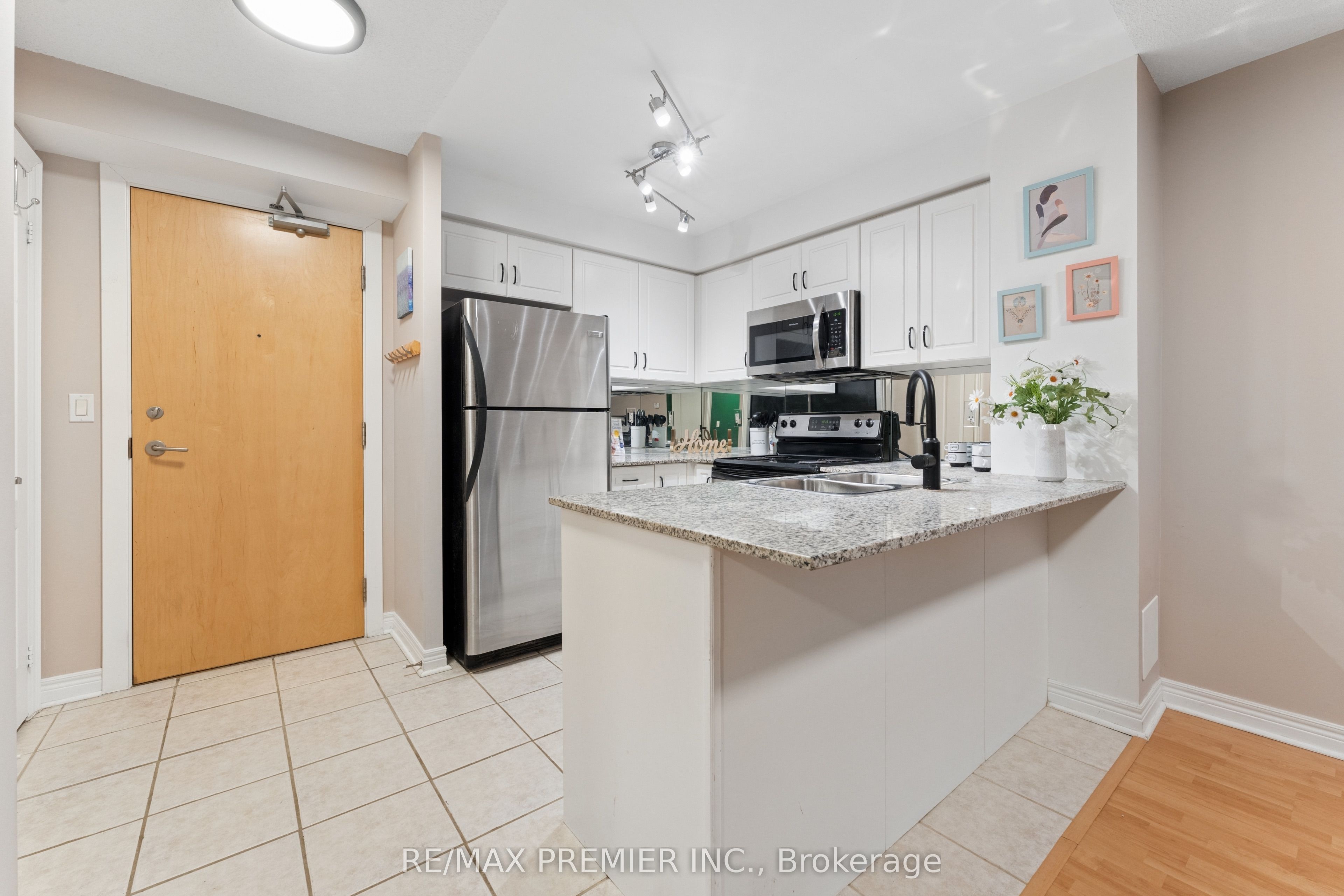 212 Eglinton Avenue E 307, Toronto, ON M4P 0A3