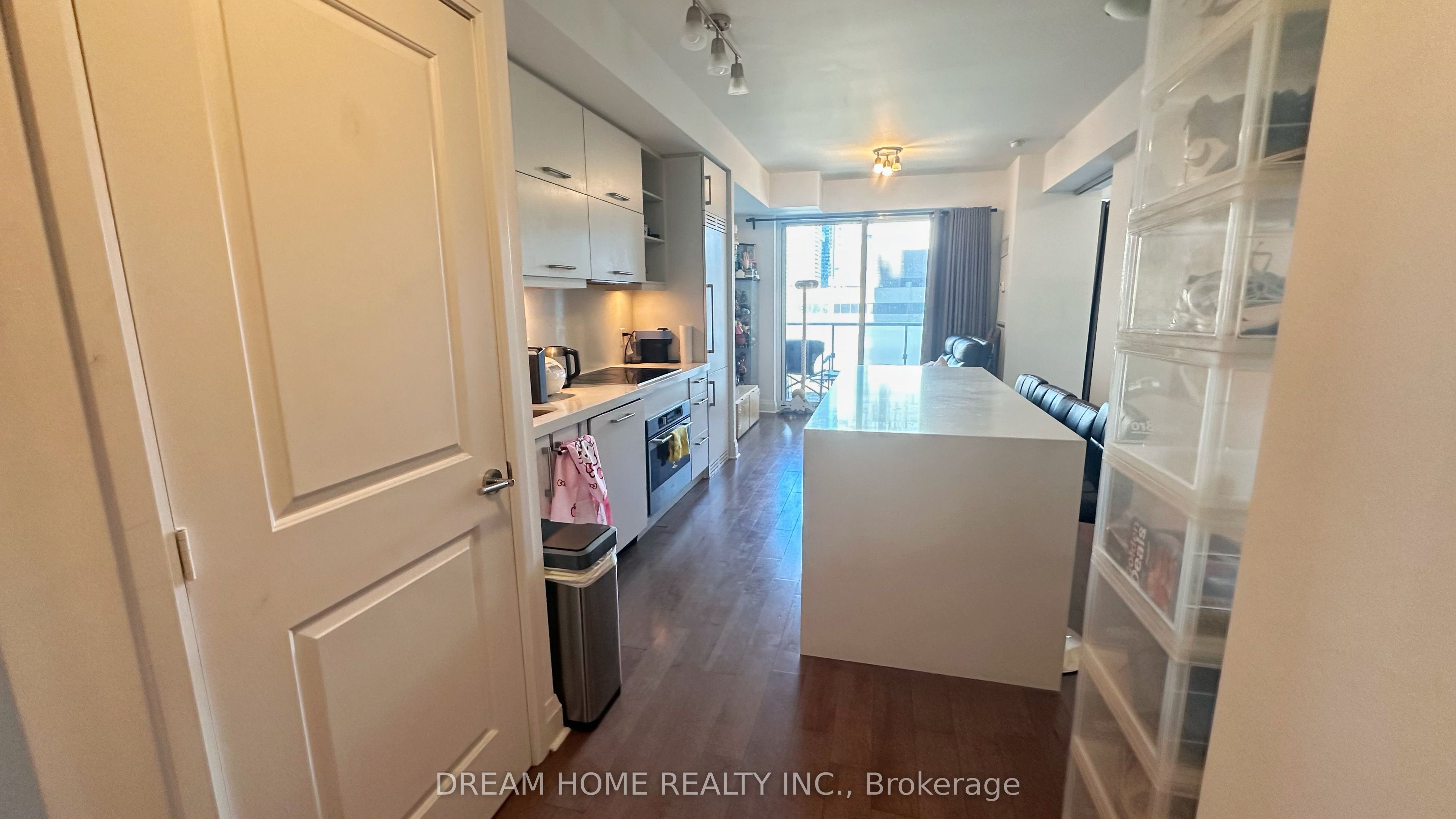 65 St. Mary Street 1611, Toronto, ON M5S 0A6 photo 2