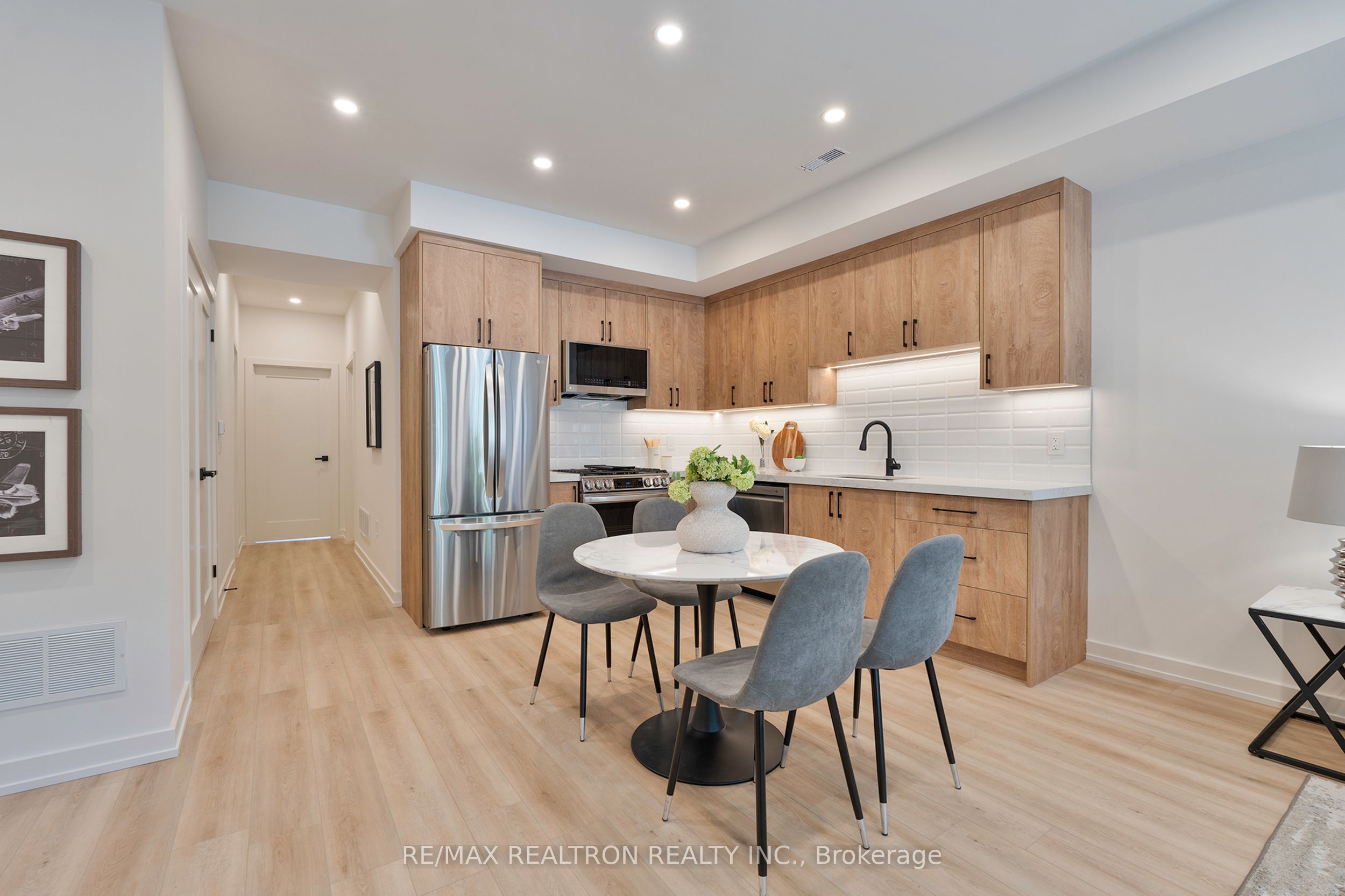 53 alameda Avenue Main, Toronto, ON M6C 3W3 photo 2
