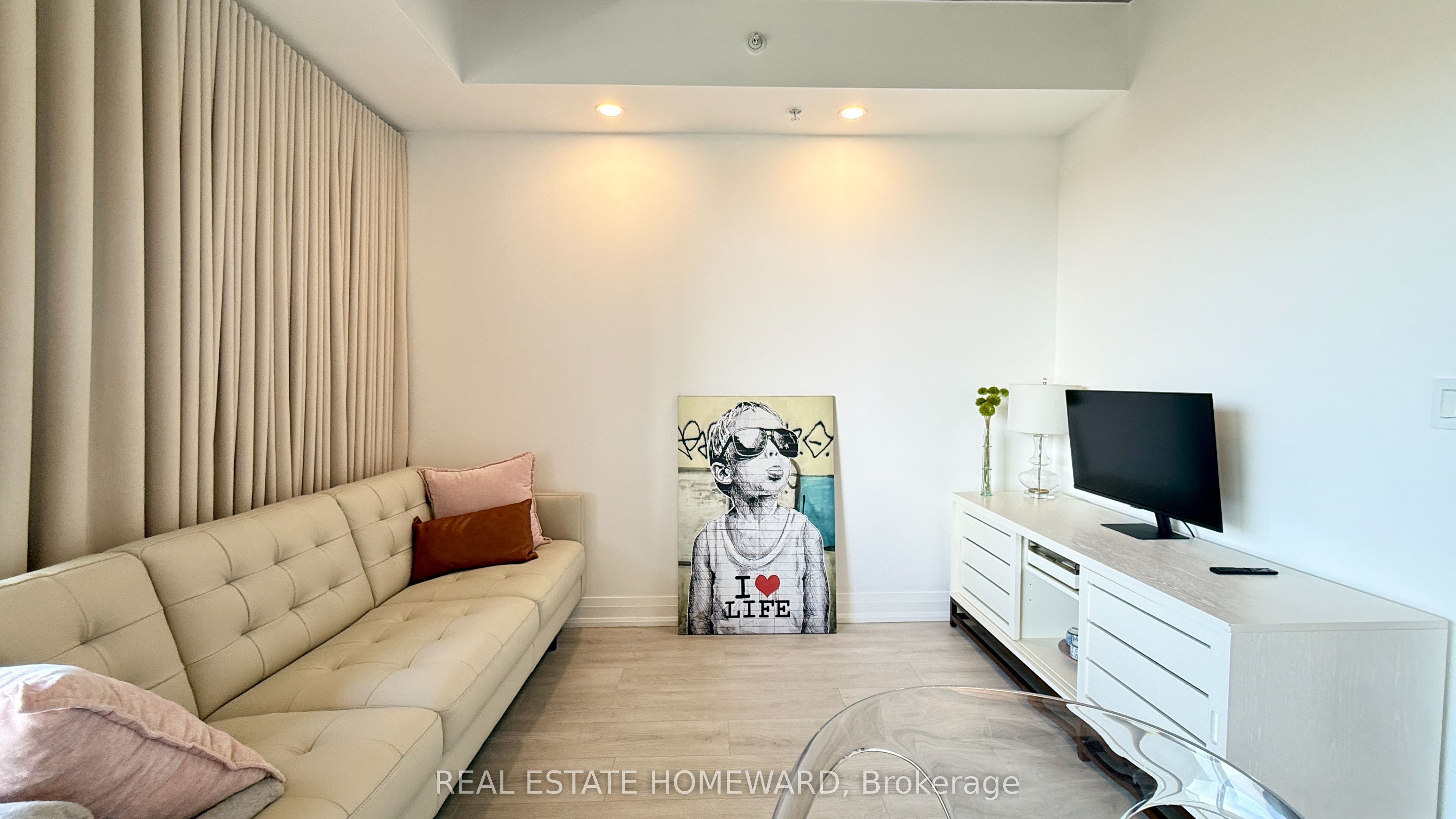 32 Camden Street 706, Toronto, ON M5V 0G4