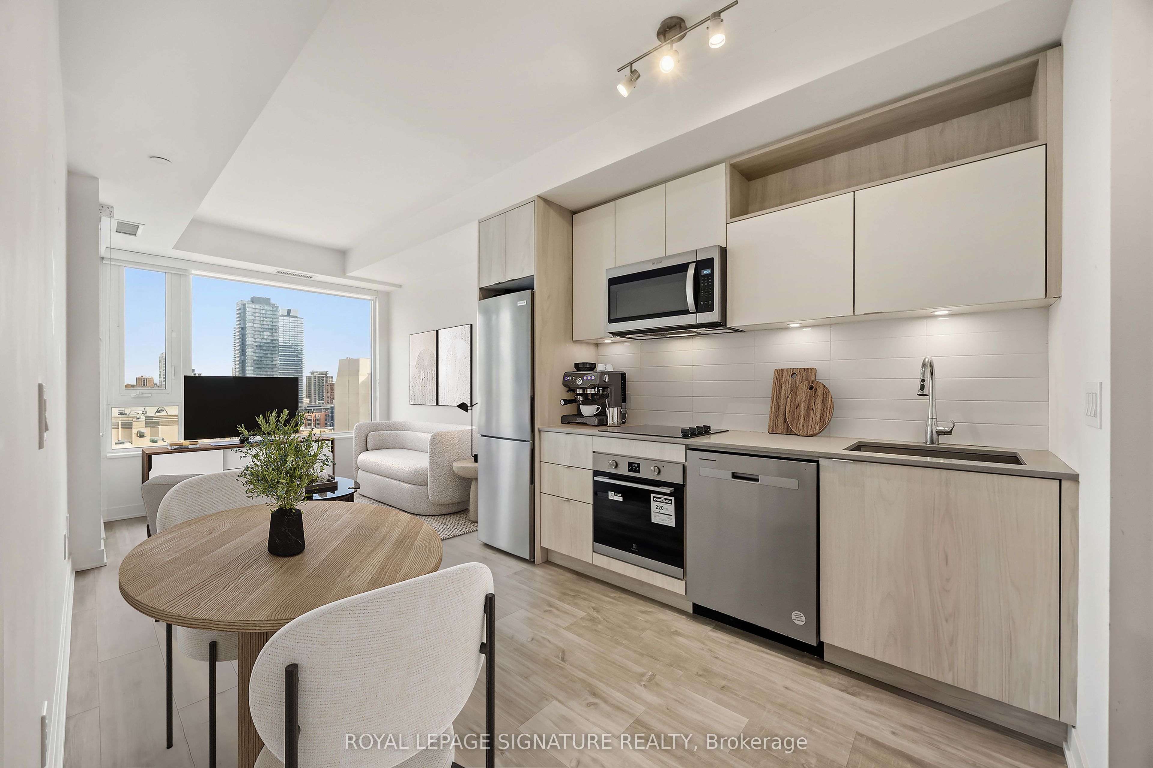 60 Princess Street 913, Toronto, ON M5A 2C7
