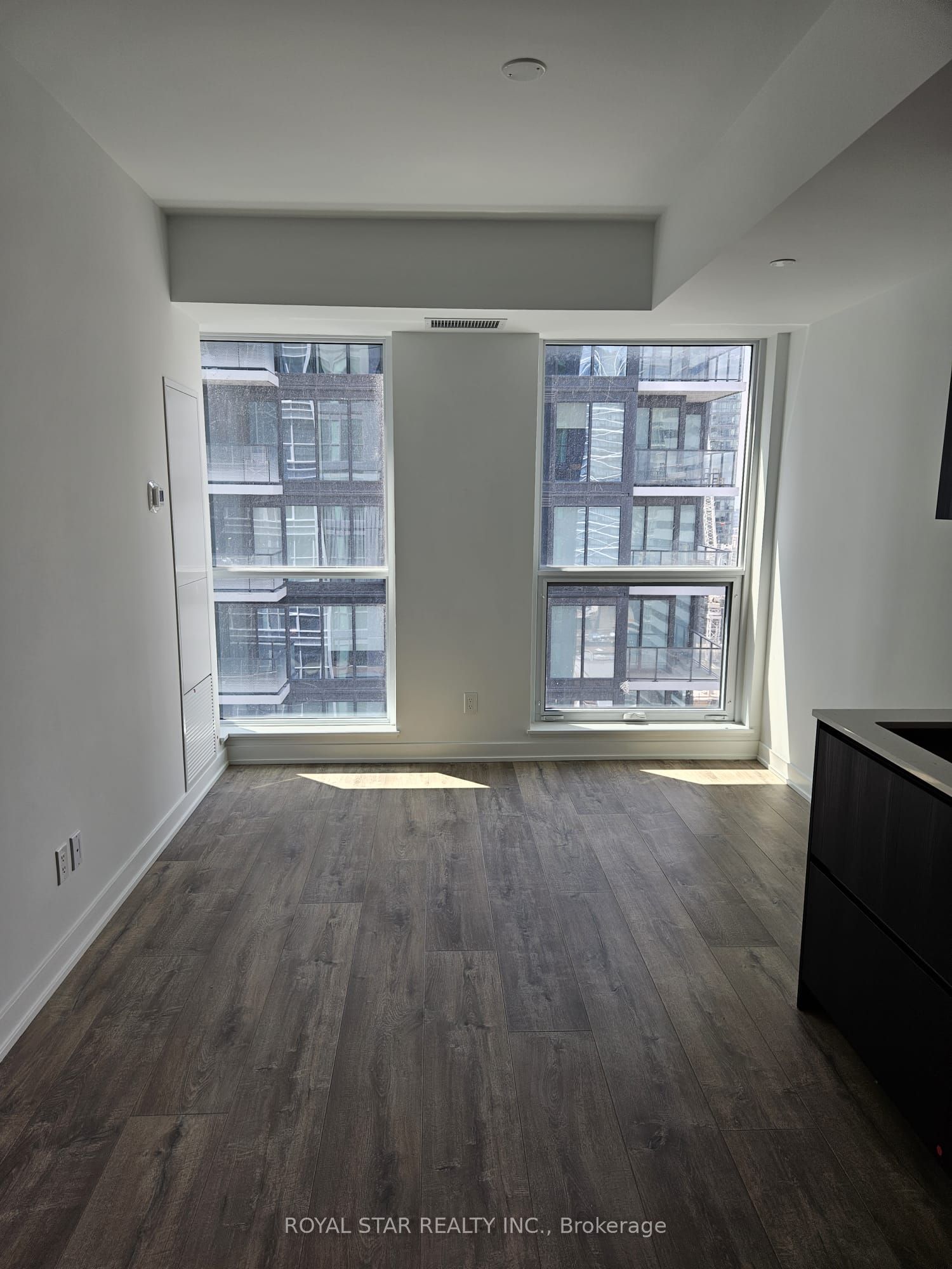 327 King Street W 2205, Toronto, ON M5V 1J5
