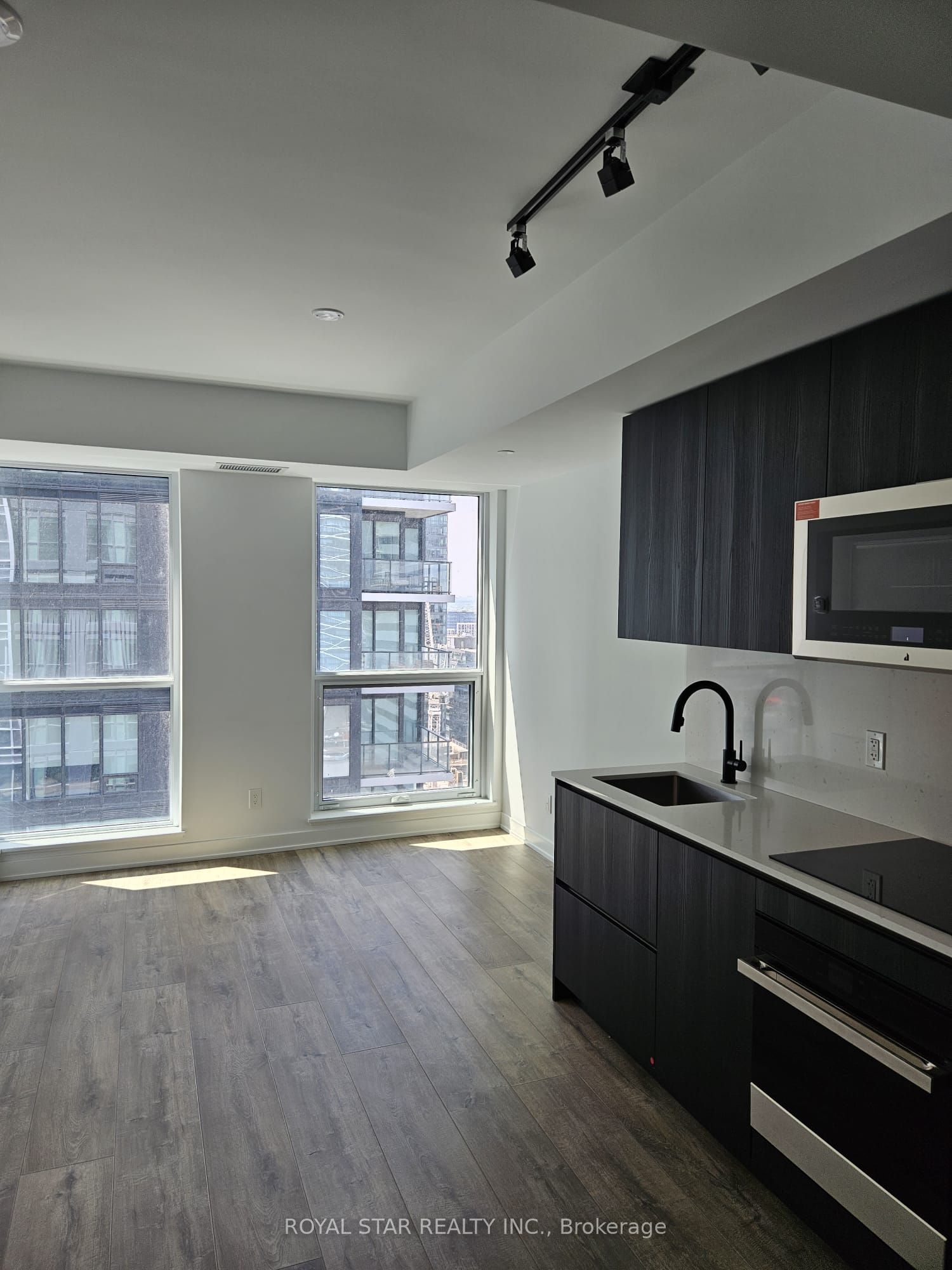 327 King Street W 2205, Toronto, ON M5V 1J5 photo 5
