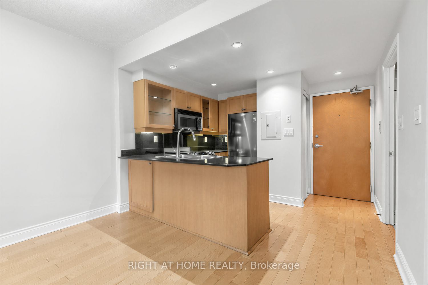 80 Cumberland Street 1705, Toronto, ON M5R 3V1 photo 3