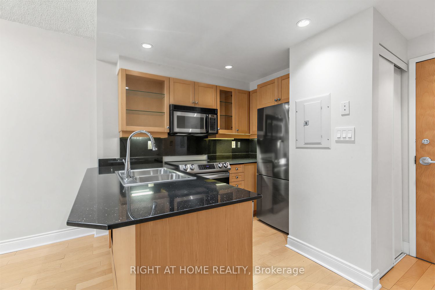 80 Cumberland Street 1705, Toronto, ON M5R 3V1 photo 5