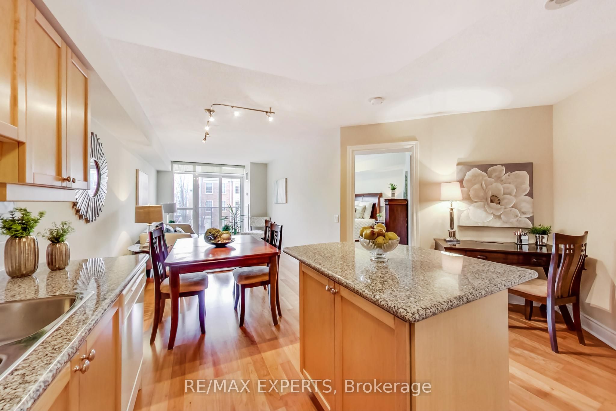 80 Harrison Garden Boulevard 215, Toronto, ON M2N 7E3 photo 4
