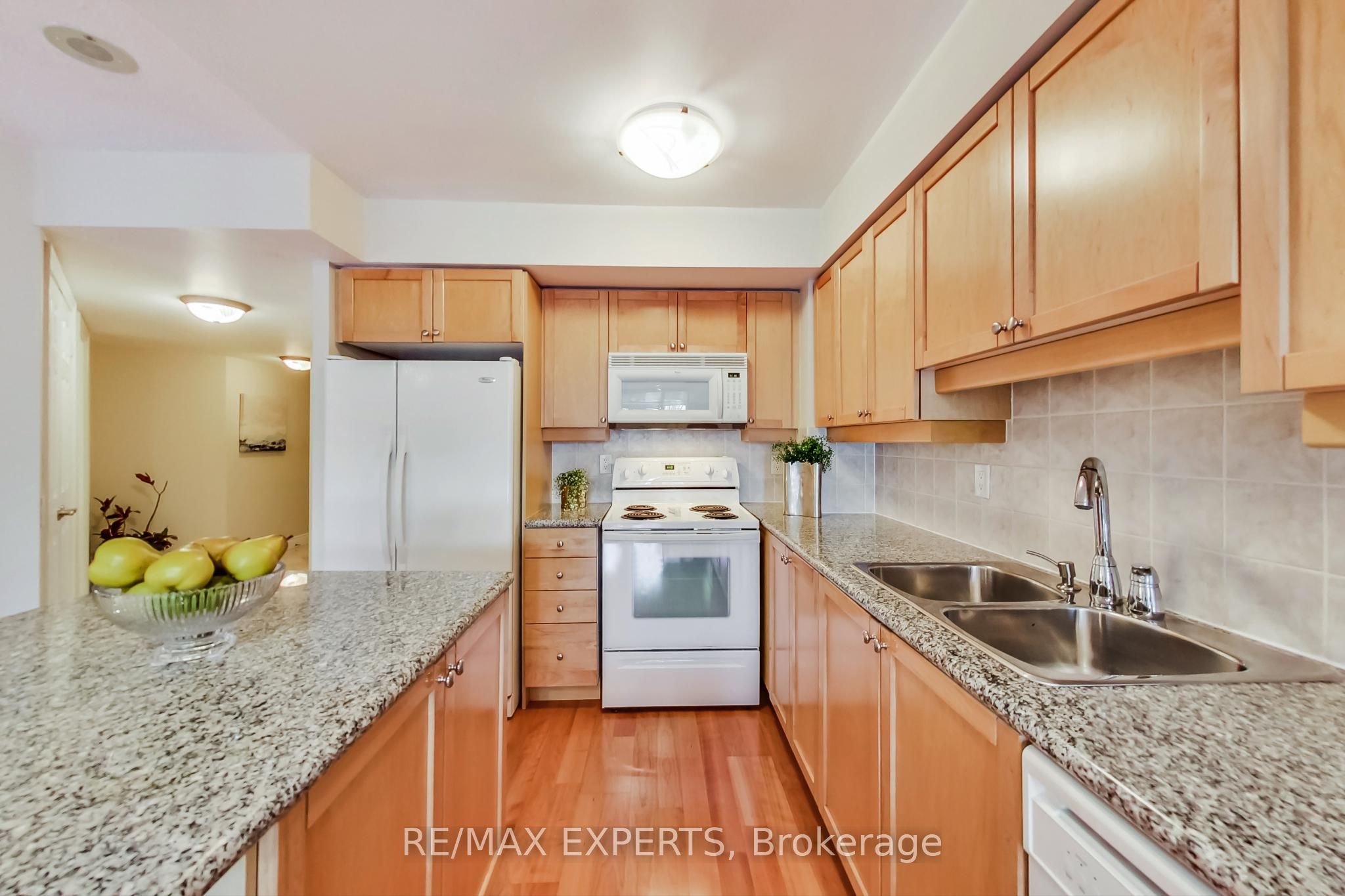 80 Harrison Garden Boulevard 215, Toronto, ON M2N 7E3 photo 5
