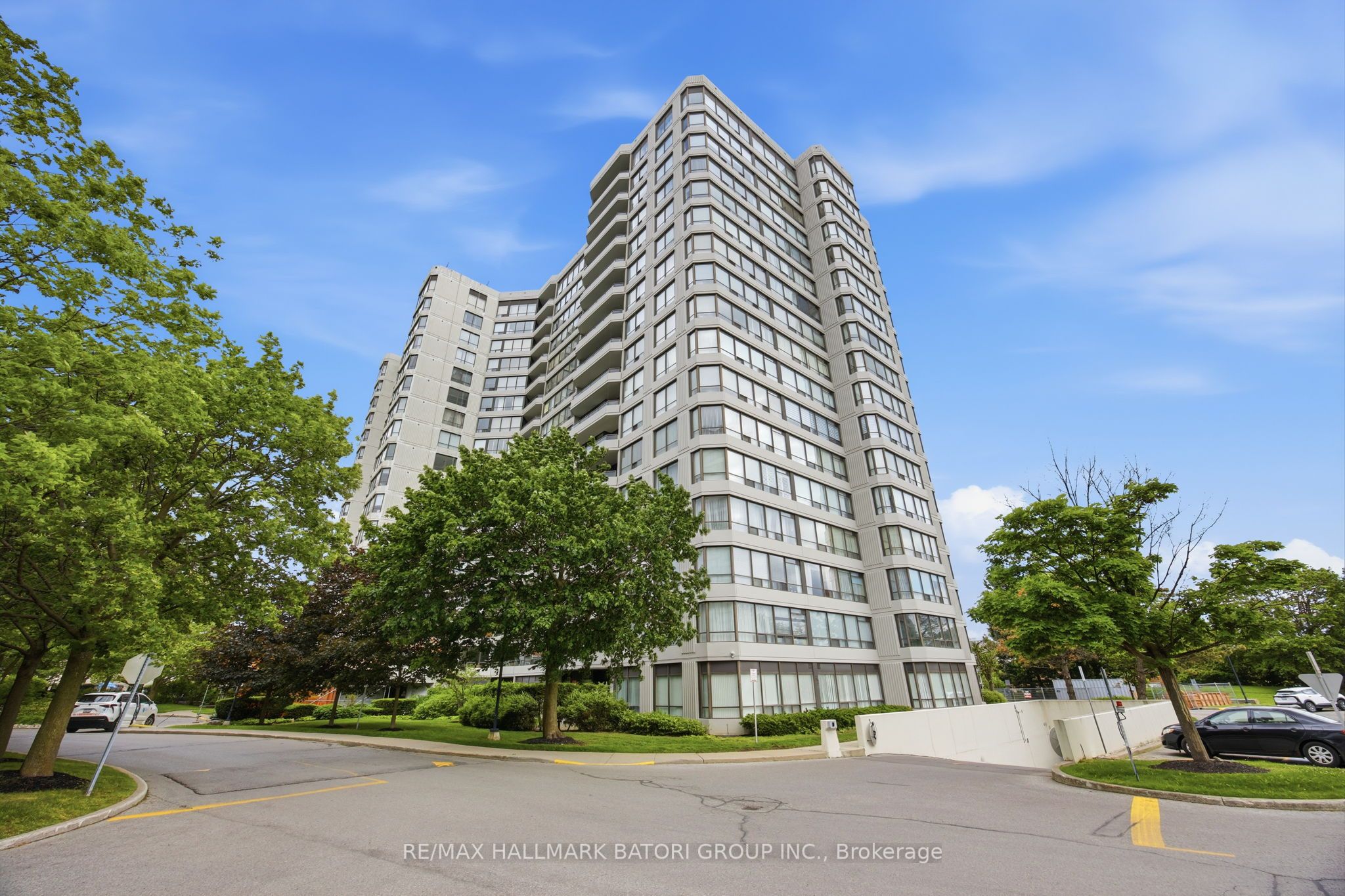 1121 W Steeles Avenue W 514, Toronto, ON M2R 3W7